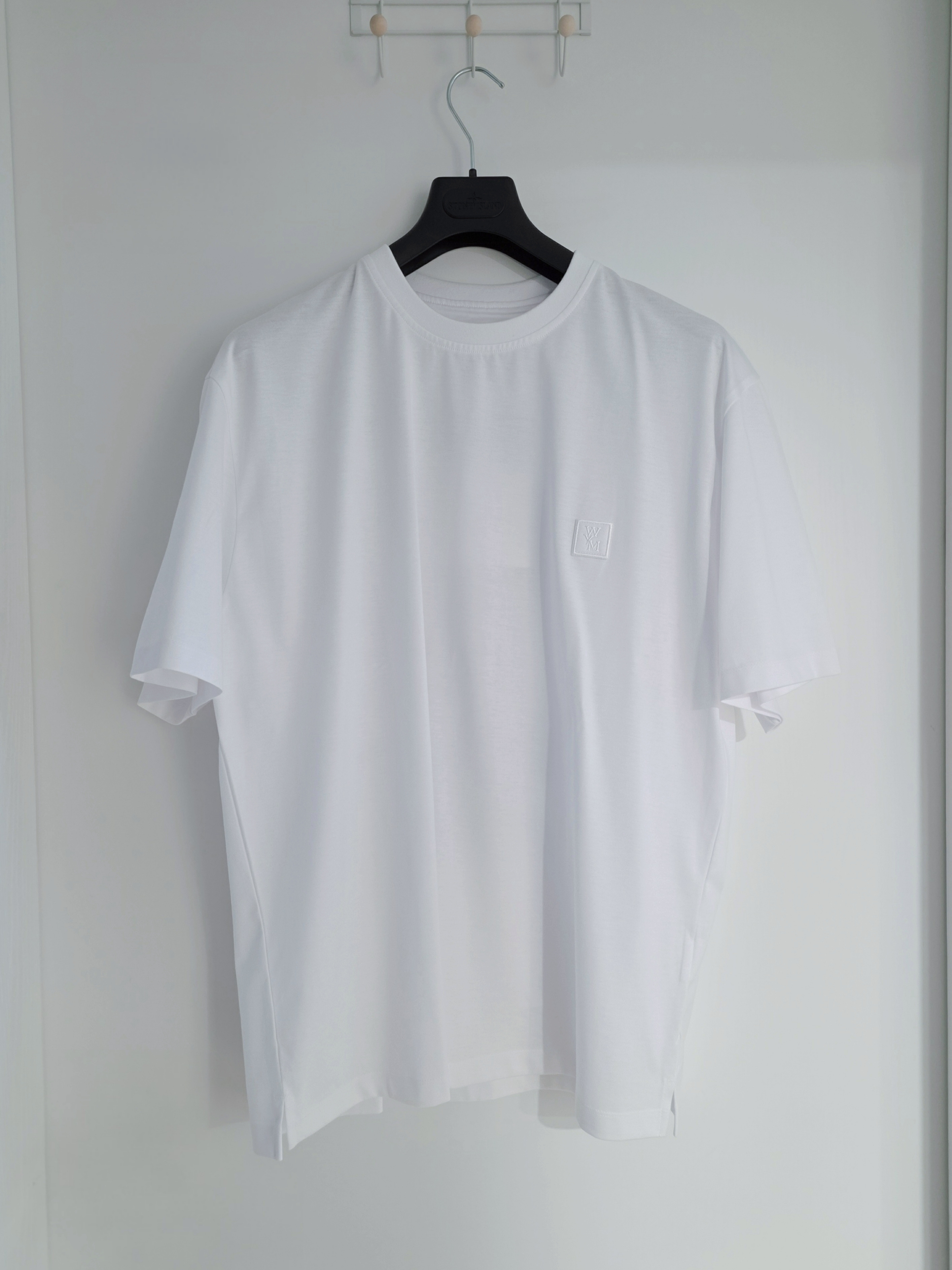 Wooyoungmi Flower Back Logo T-Shirt Black - 26SS 착용 스타일 - 2