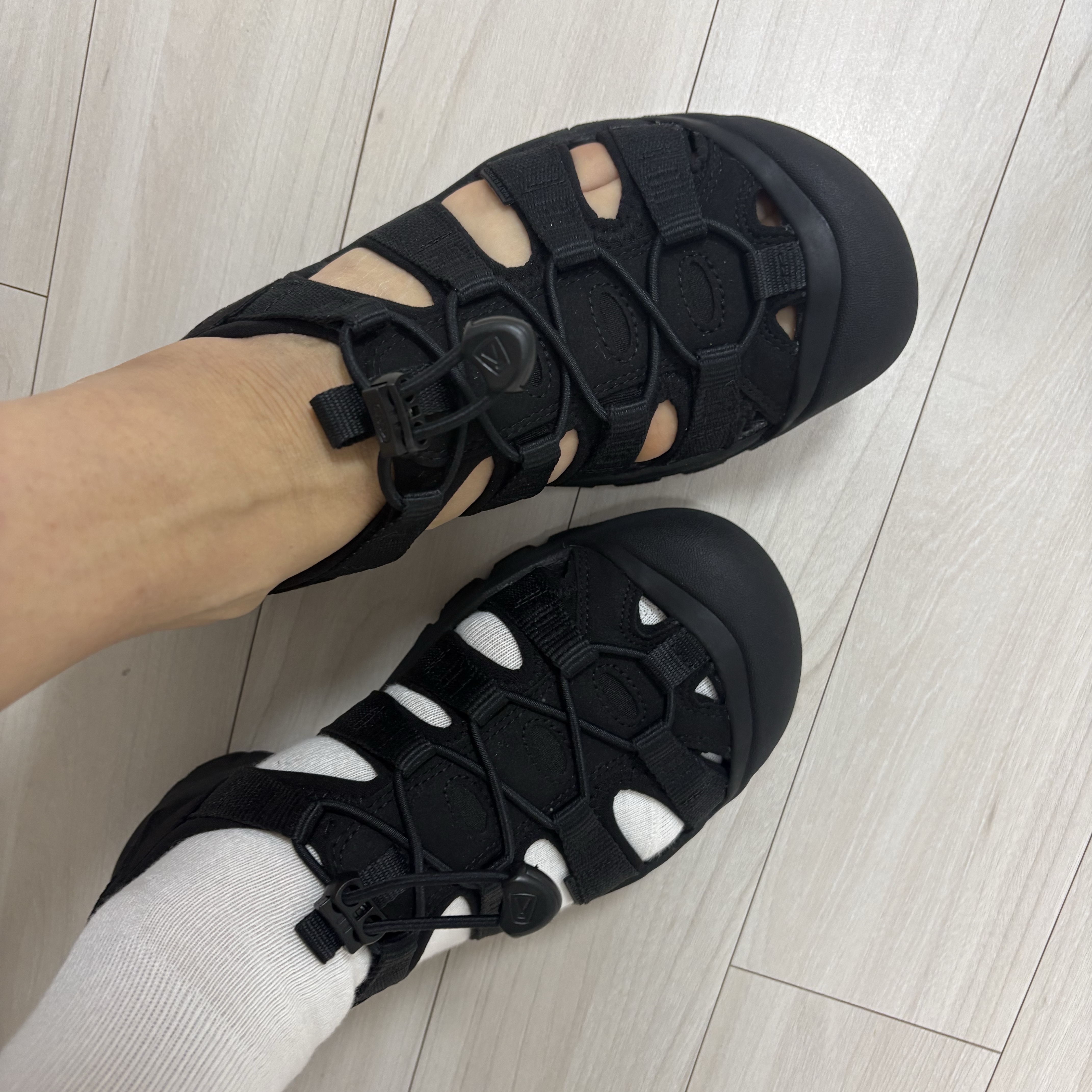 (W) Keen Newport H2 Triple Black 착용 스타일