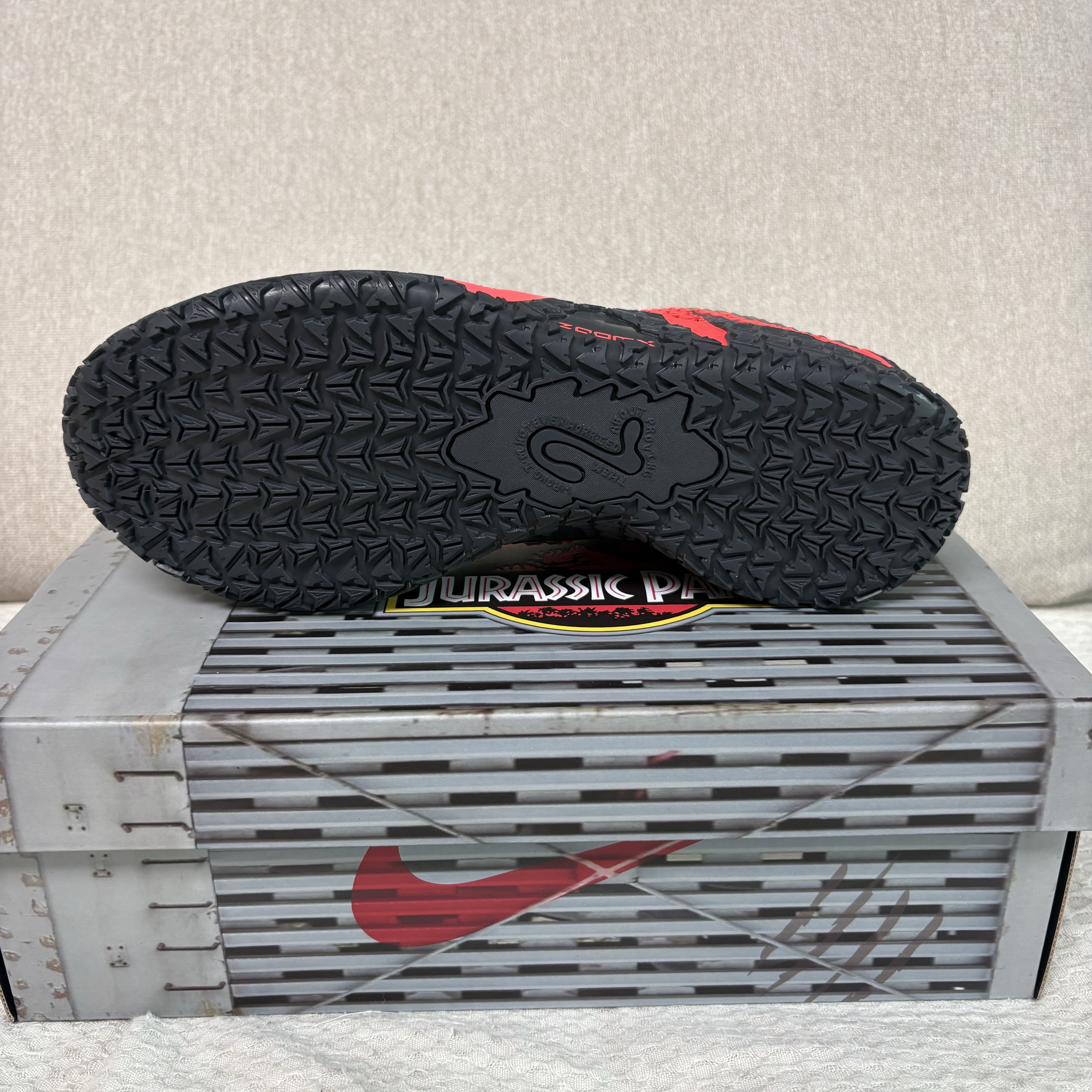 Nike x Jurassic Park Ja 3 EP Anthracite Bright Crimson 착용 스타일 - 4