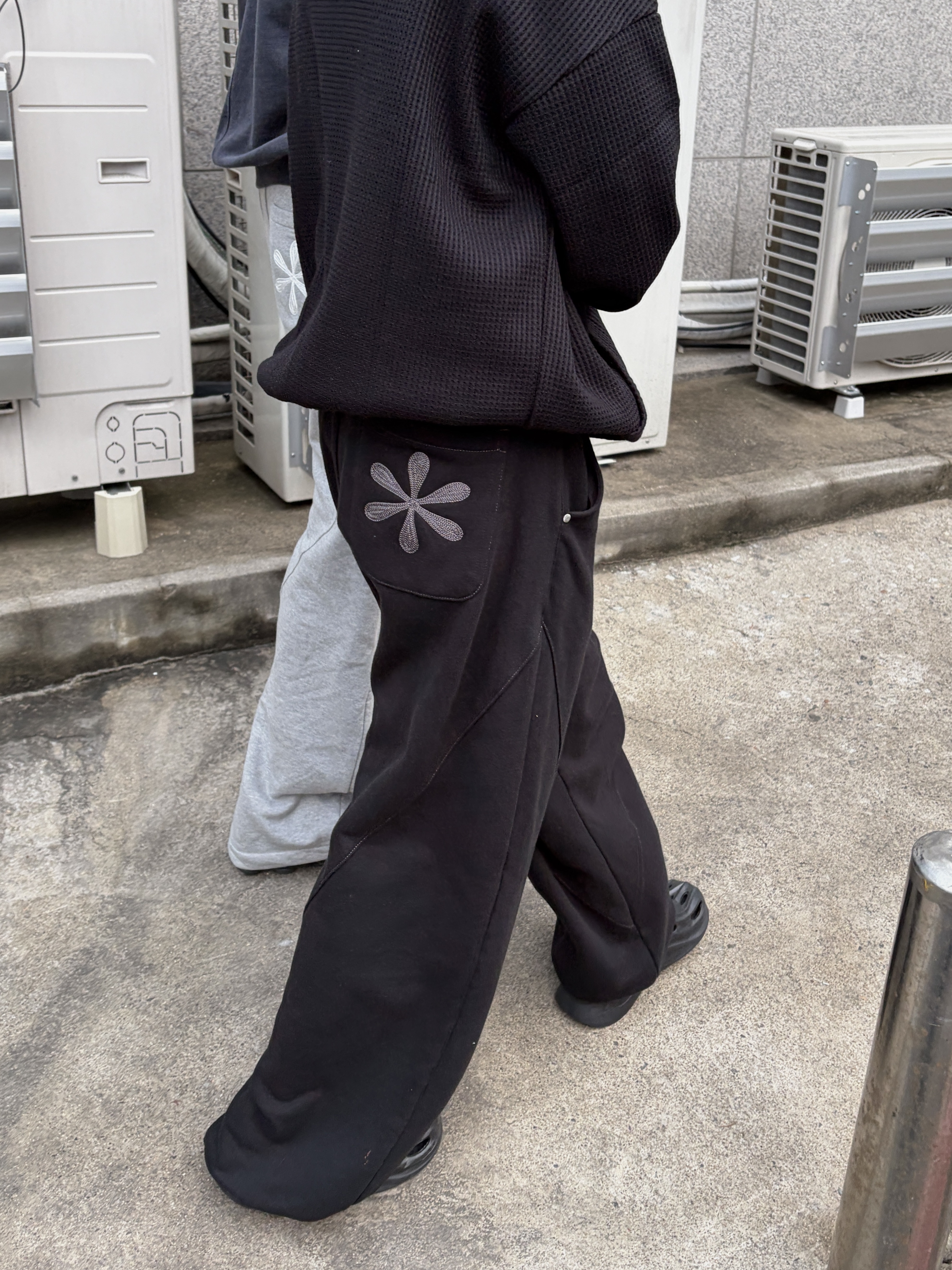 Riomeu Curved Balloon Sweatpants Melange, Riomeu Curved Balloon Sweatpants Black 착용 스타일 - 3