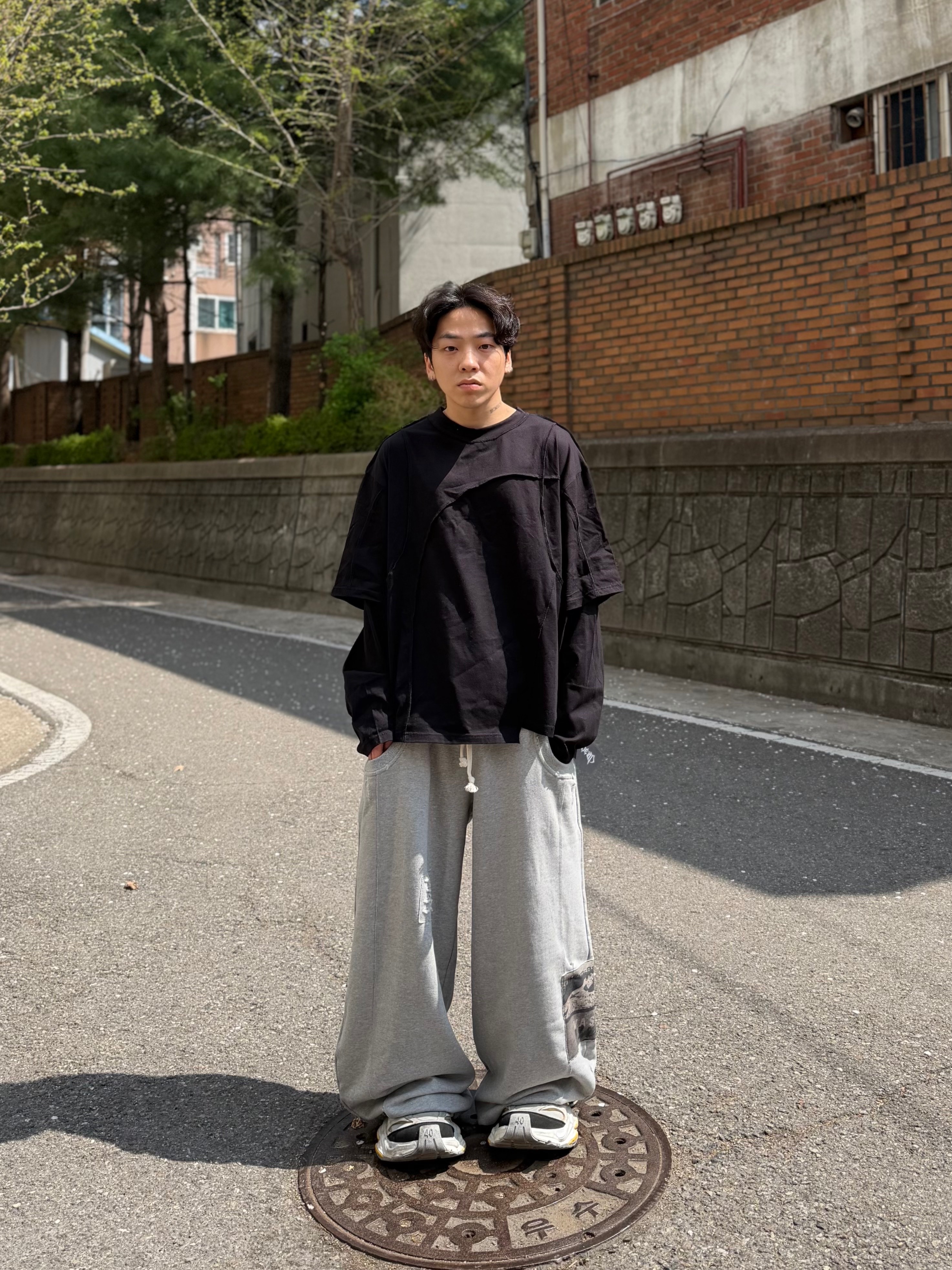 Balenciaga Cargo Sneakers White Grey 착용 스타일 - 1