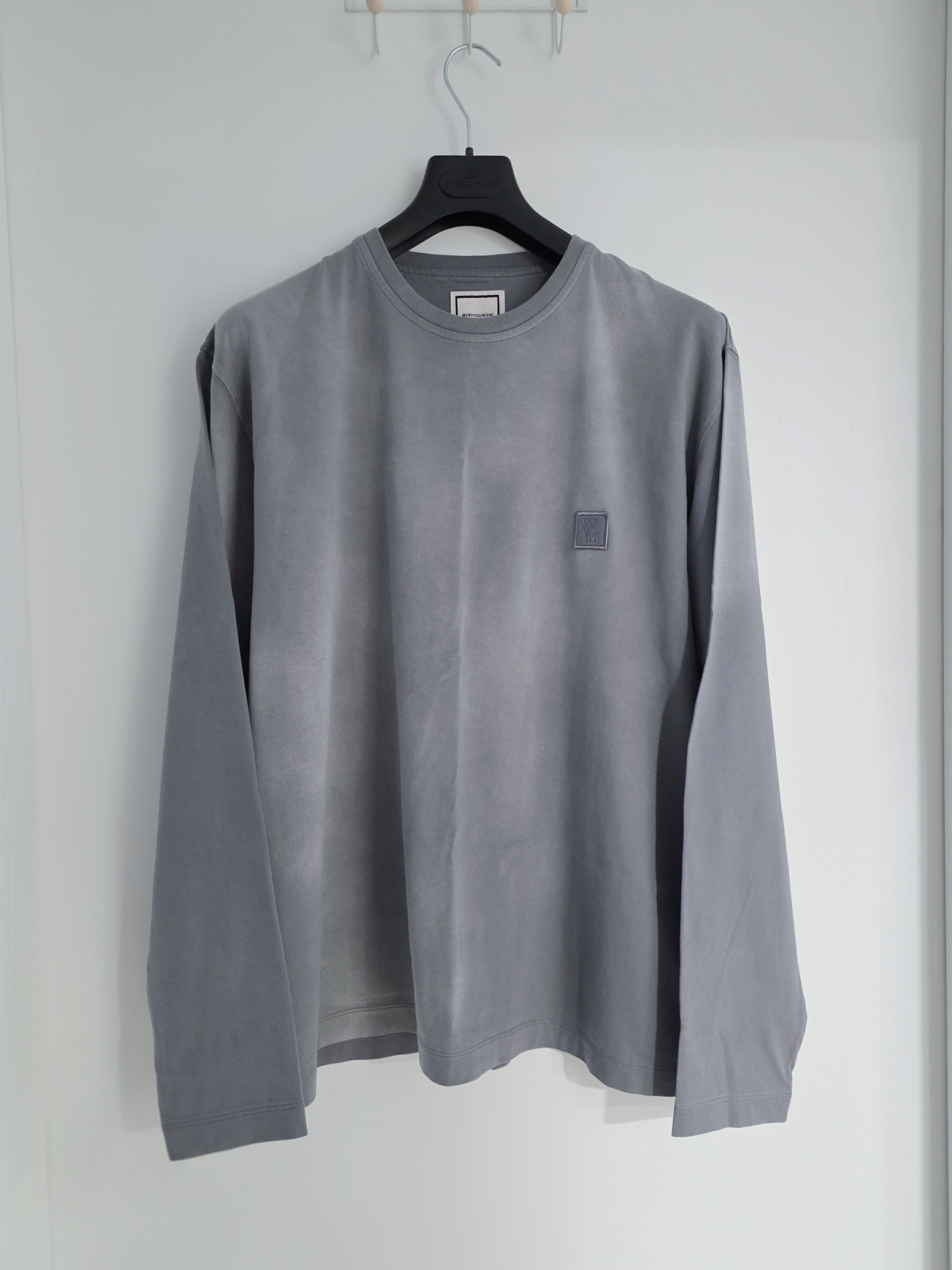 Wooyoungmi Cotton Back Logo Long Sleeve T-shirt Grey - 23SS, Wooyoungmi Cotton Back Logo Long Sleeve T-Shirt Black - 23FW 착용 스타일 - 2