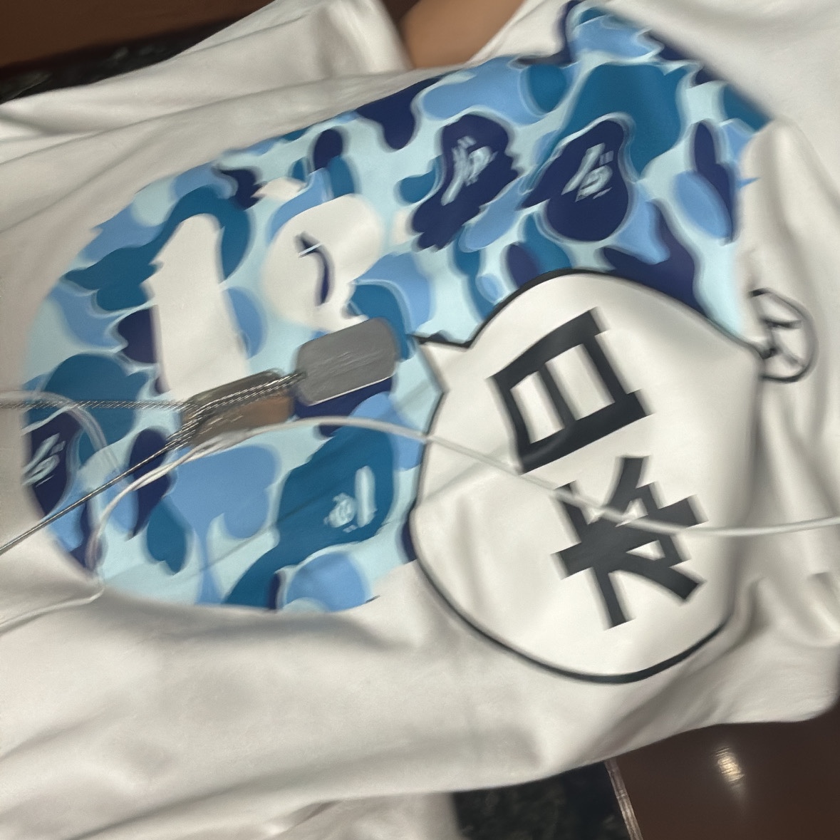 BAPE Japan Big Ape Head T-Shirt White, Jordan 1 Retro High OG University Blue 착용 스타일 - 1
