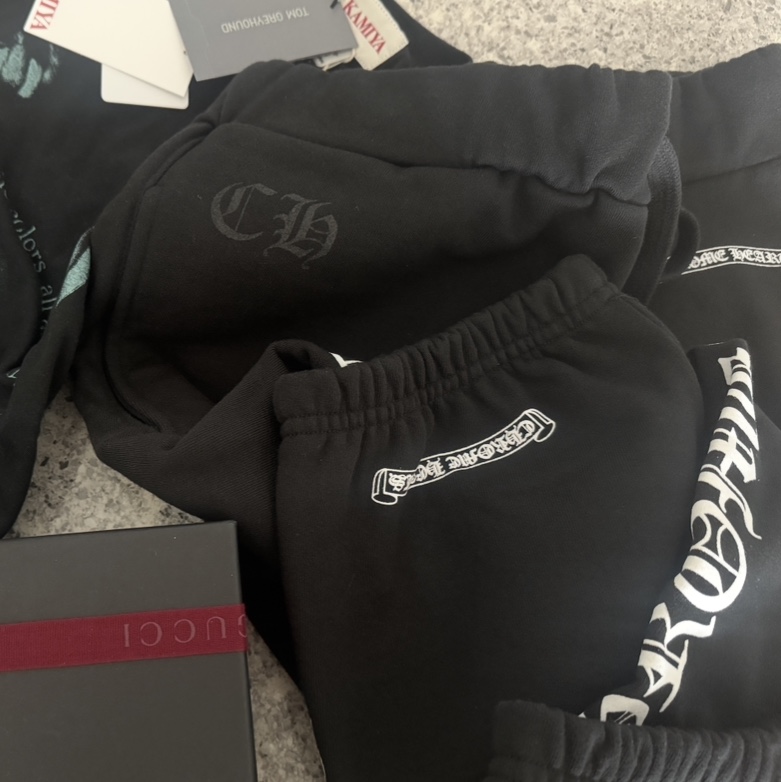Chrome Hearts Scroll Logo Spellout Sweatpants Black 착용 스타일