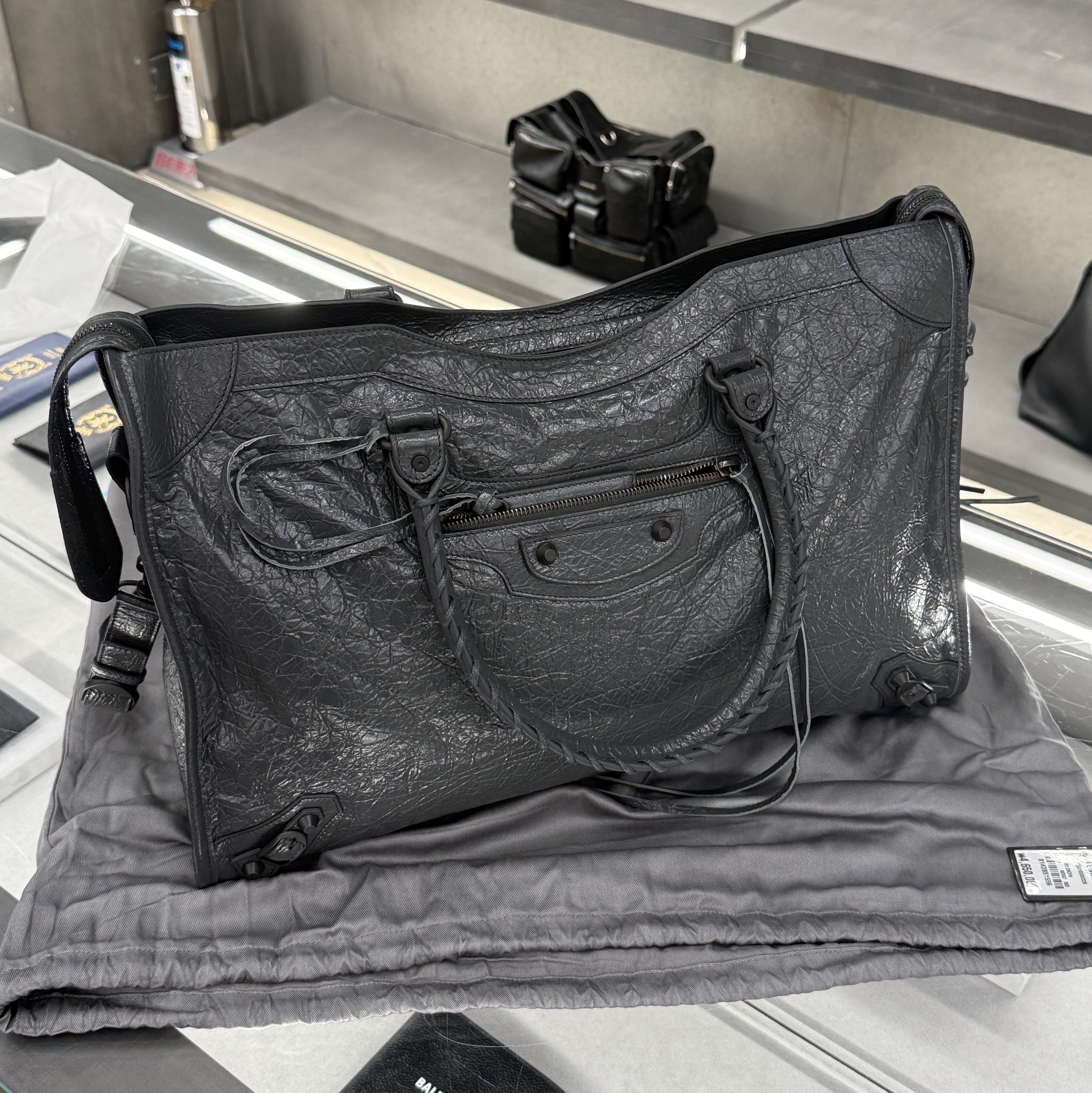 Balenciaga Le City Large Bag Volcanic Rock 착용 스타일