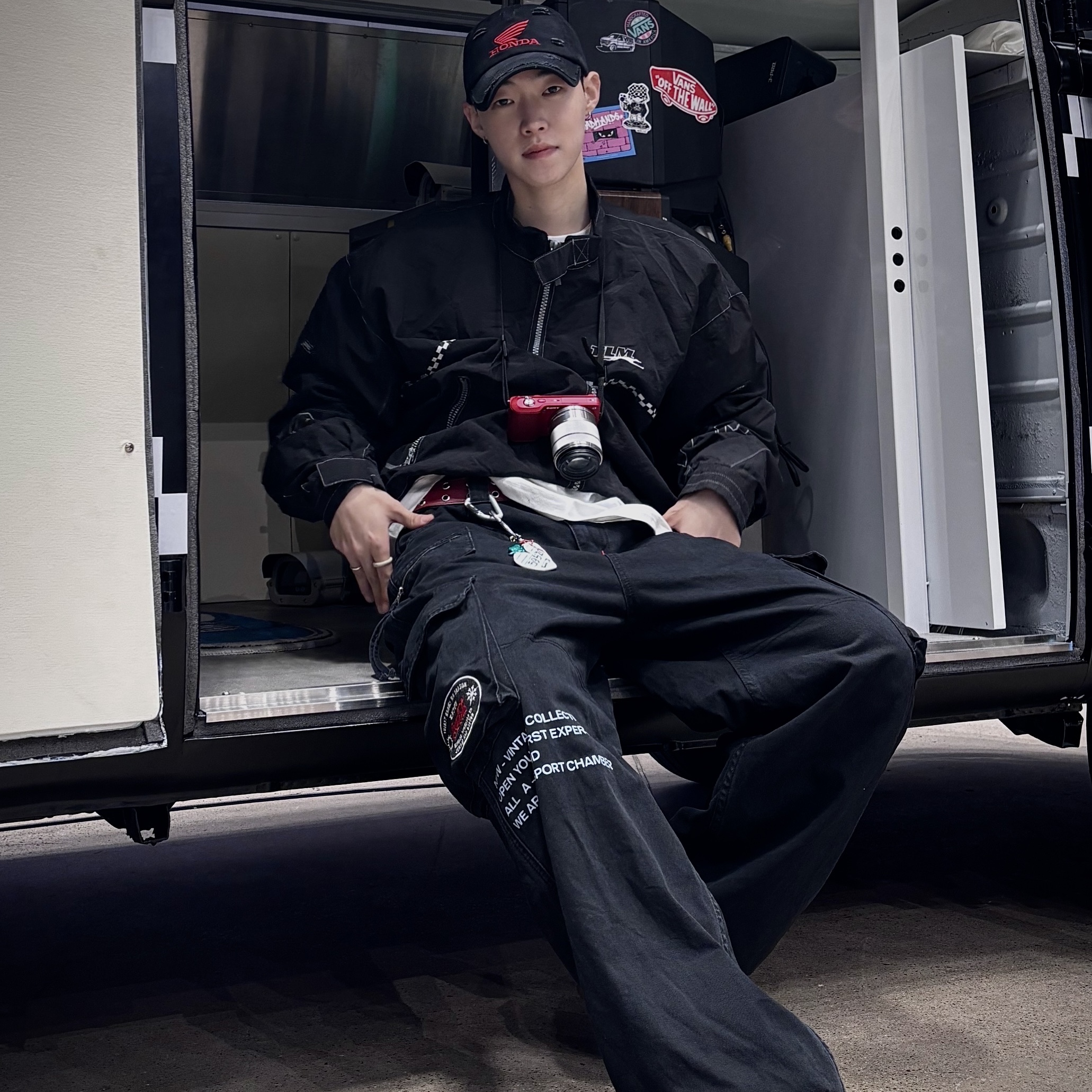 Honda Destroyed Washed Cap Black, SPORT CHAMBER x Coca-Cola Cargo Pants Black 착용 스타일 - 2