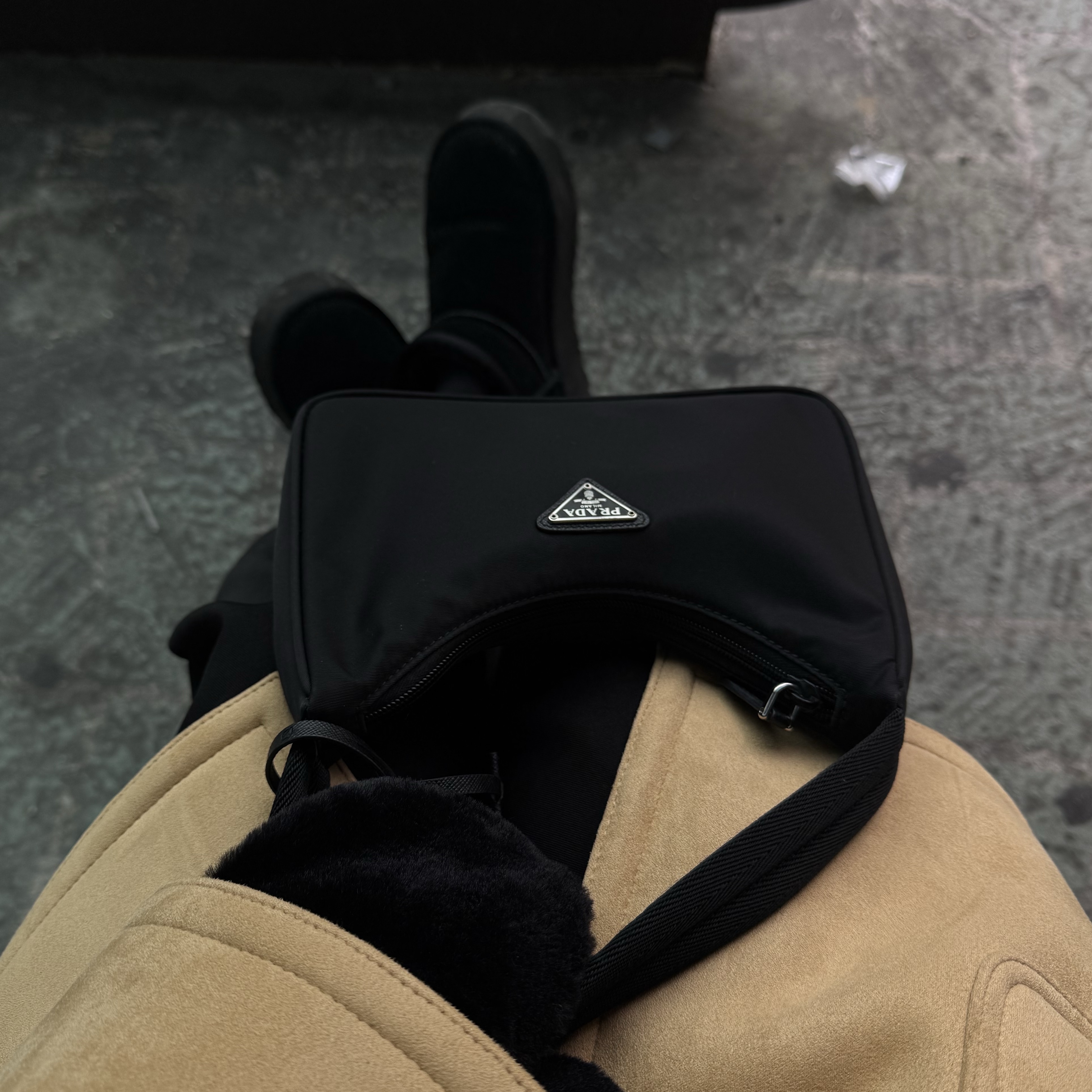 Adidas Adicolor Classics Firebird Track Top Black - KR Sizing, Prada Re-Edition 2000 Re-Nylon Mini Shoulder Bag Black 착용 스타일 - 6