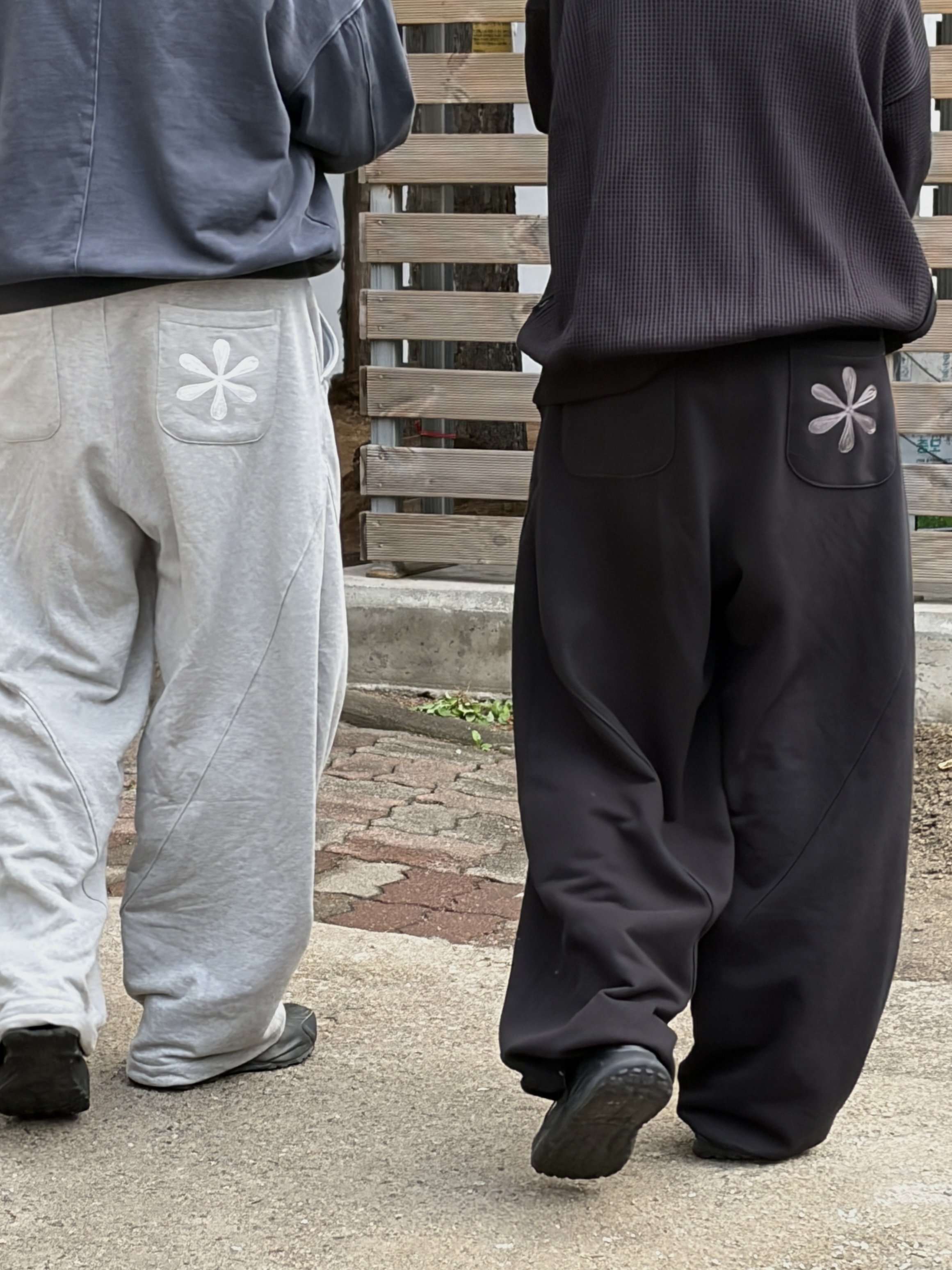 Riomeu Curved Balloon Sweatpants Melange, Riomeu Curved Balloon Sweatpants Black 착용 스타일 - 1