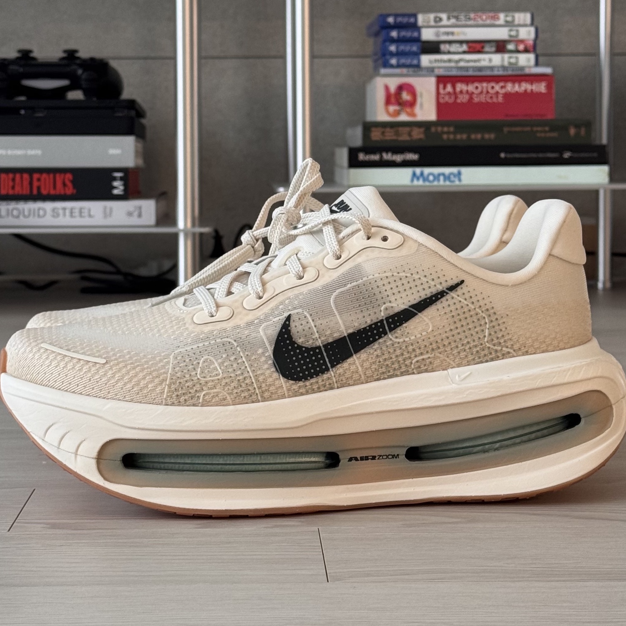 Nike Vomero Premium Pale Ivory Sand Drift 착용 스타일