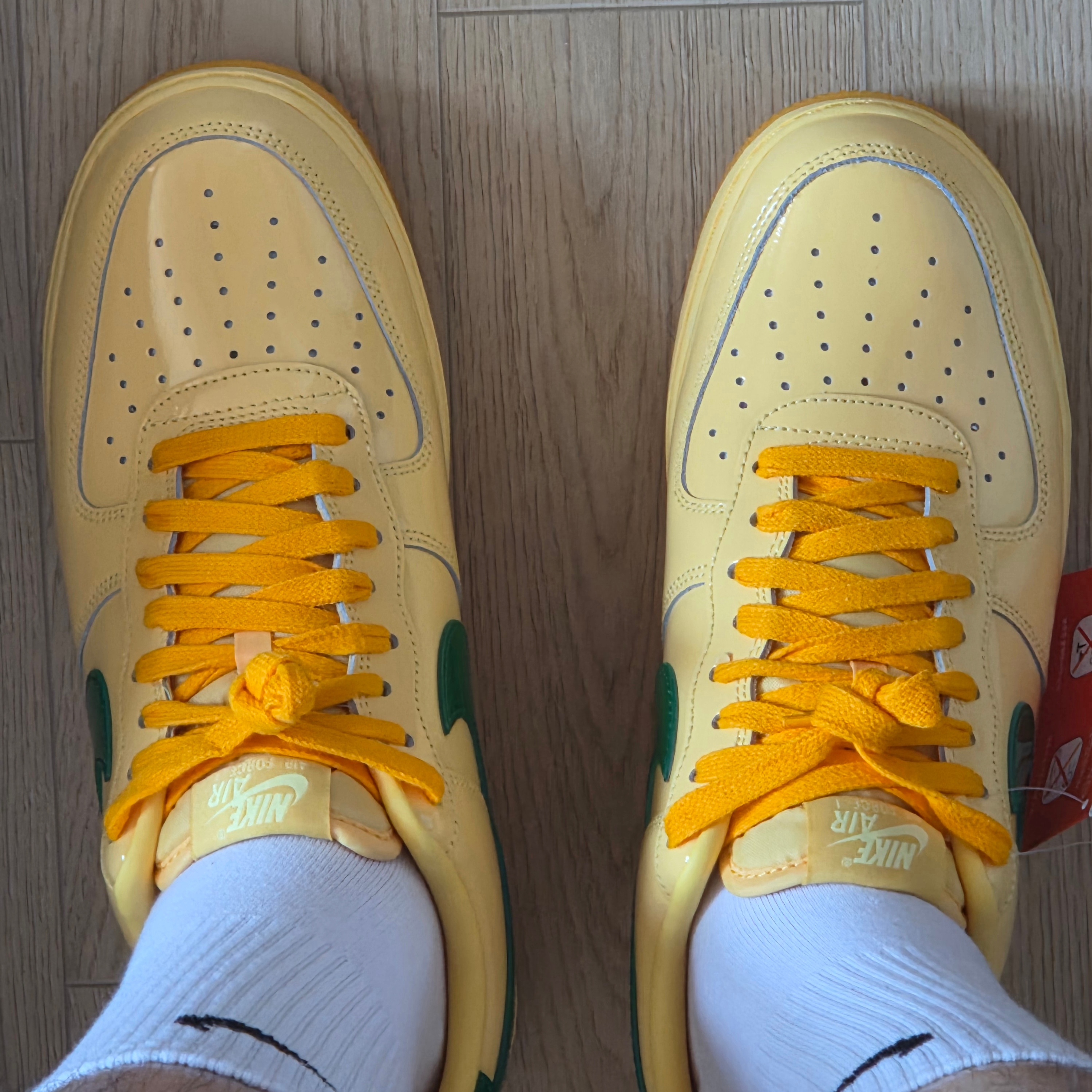 Nike Air Force 1 Low Topaz Gold and Light Laser Orange 착용 스타일 - 2
