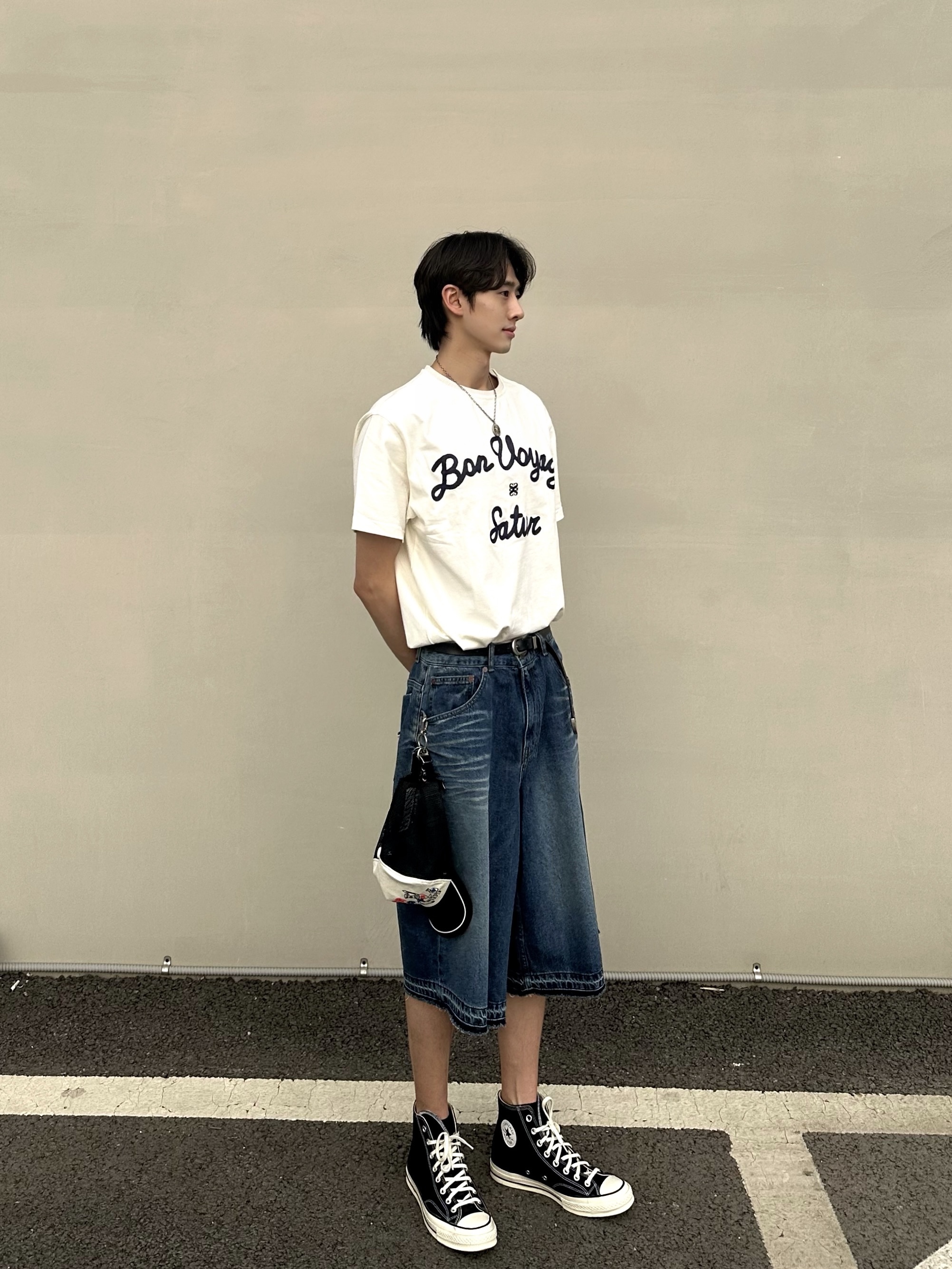 SATUR Logo Voyage T-Shirt Resort Ivory, Converse Chuck 70 Hi Black 착용 스타일 - 1
