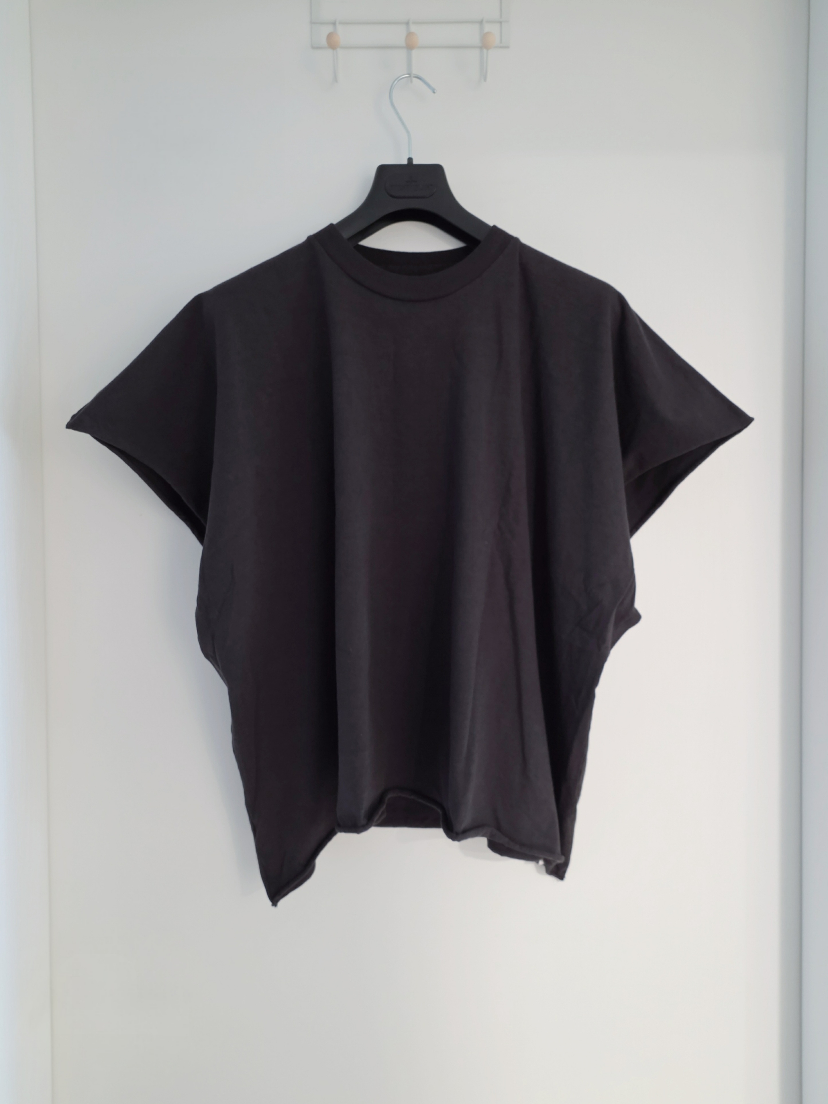 Yeezy One Box T-Shirt Black 착용 스타일 - 2