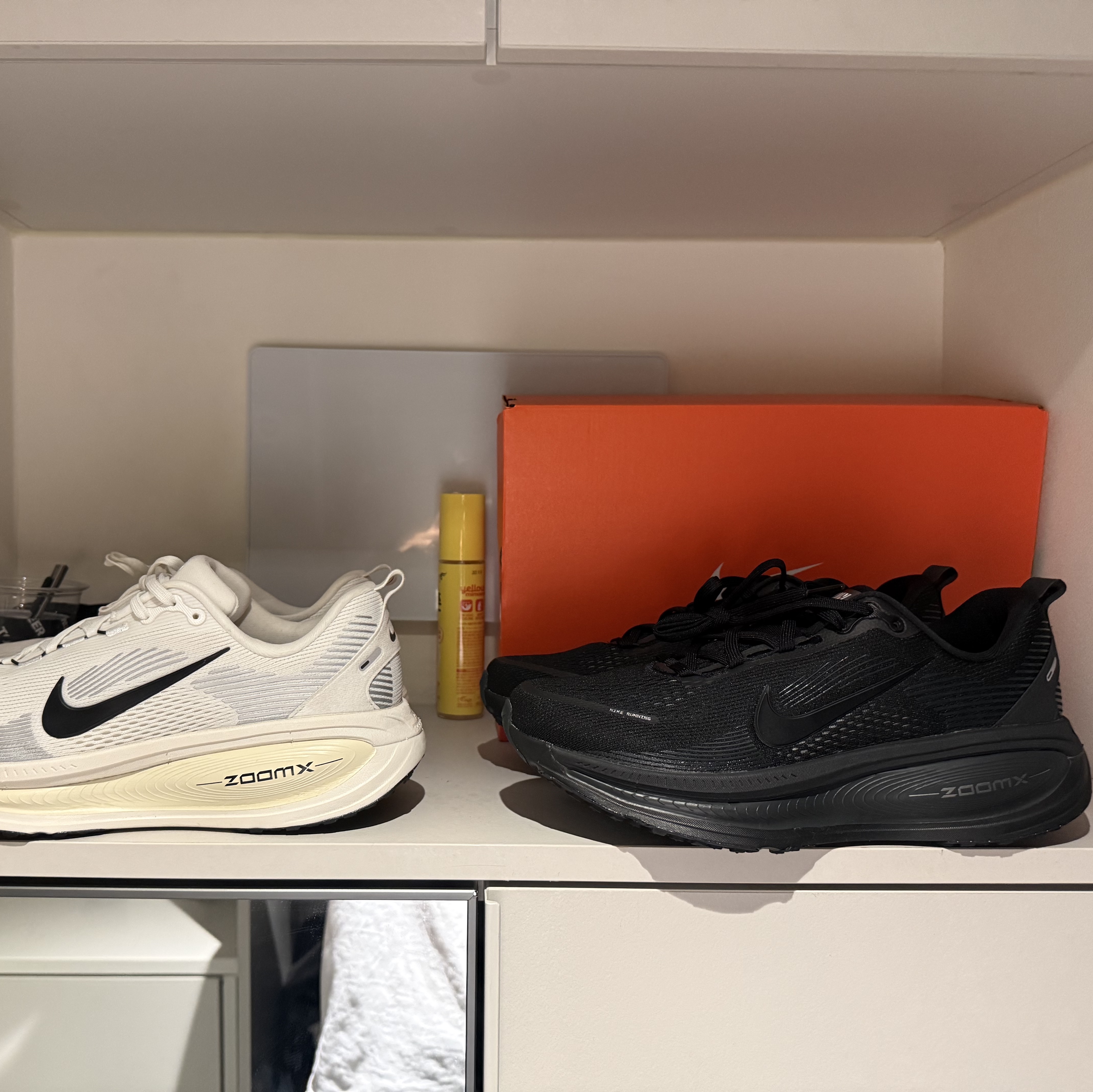 Nike Vomero 18 Black Dark Smoke Grey 착용 스타일