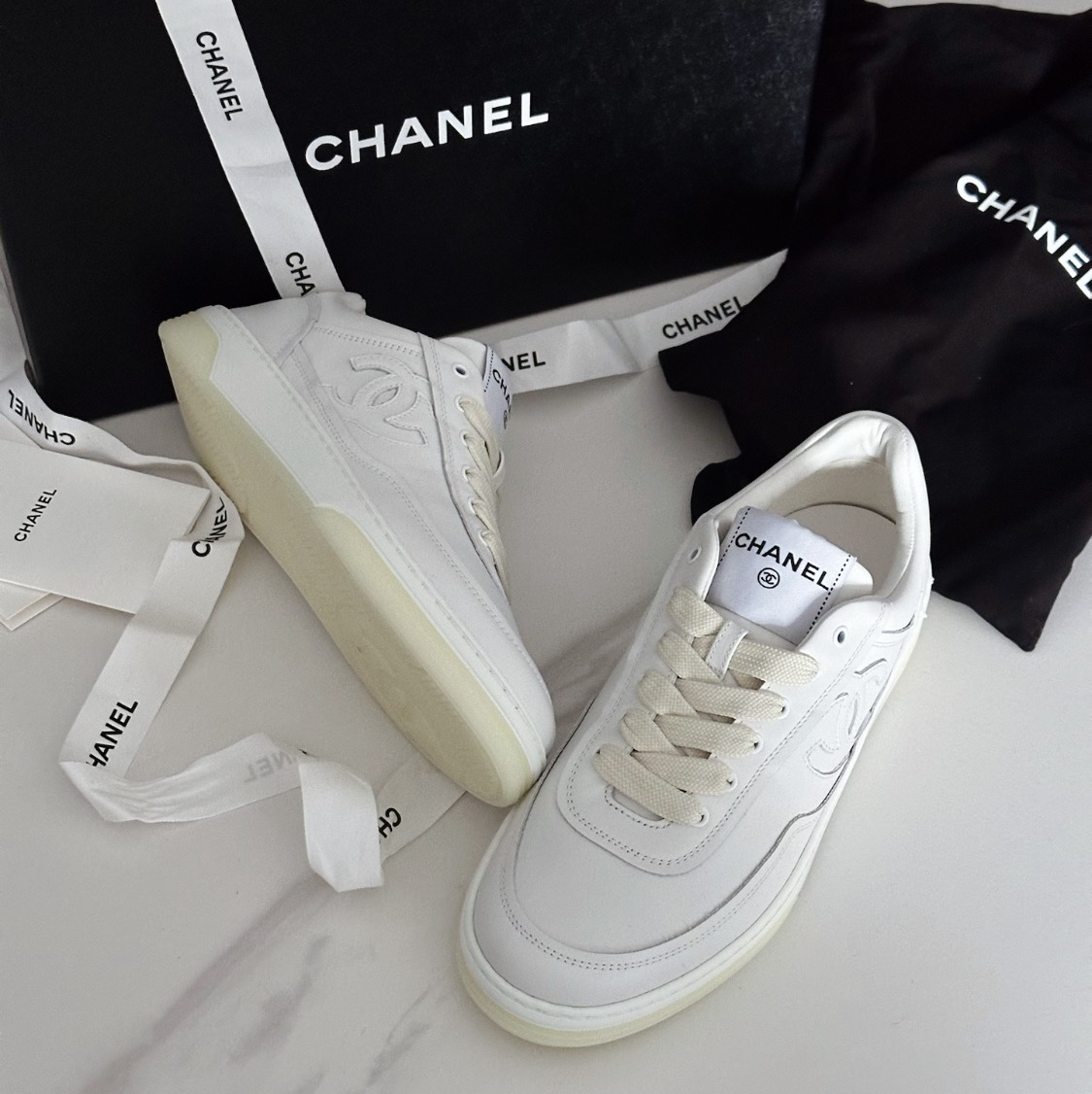 (W) Chanel Sneakers Calfskin & White 착용 스타일 - 4