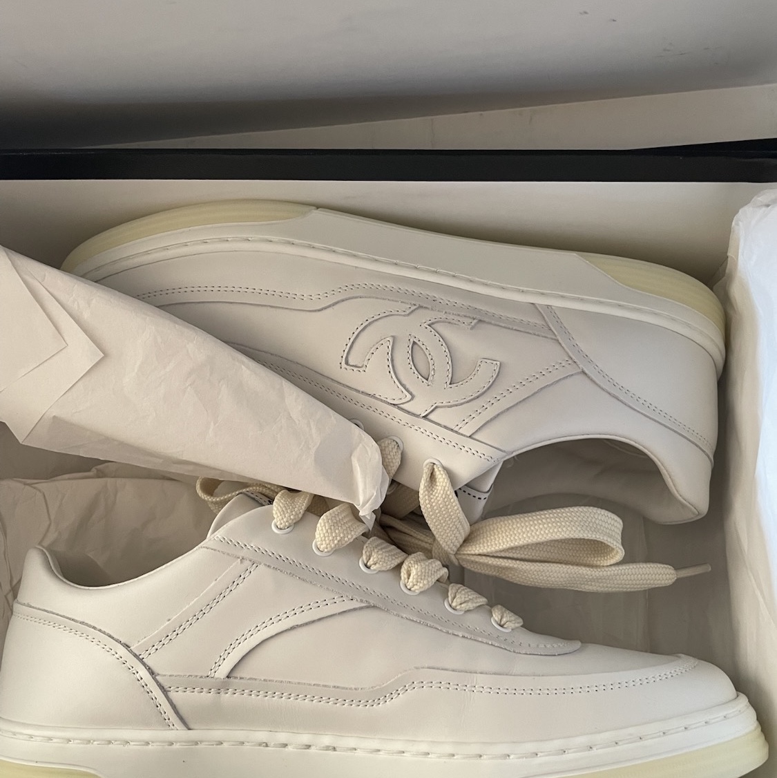 (W) Chanel Sneakers Calfskin & White 착용 스타일