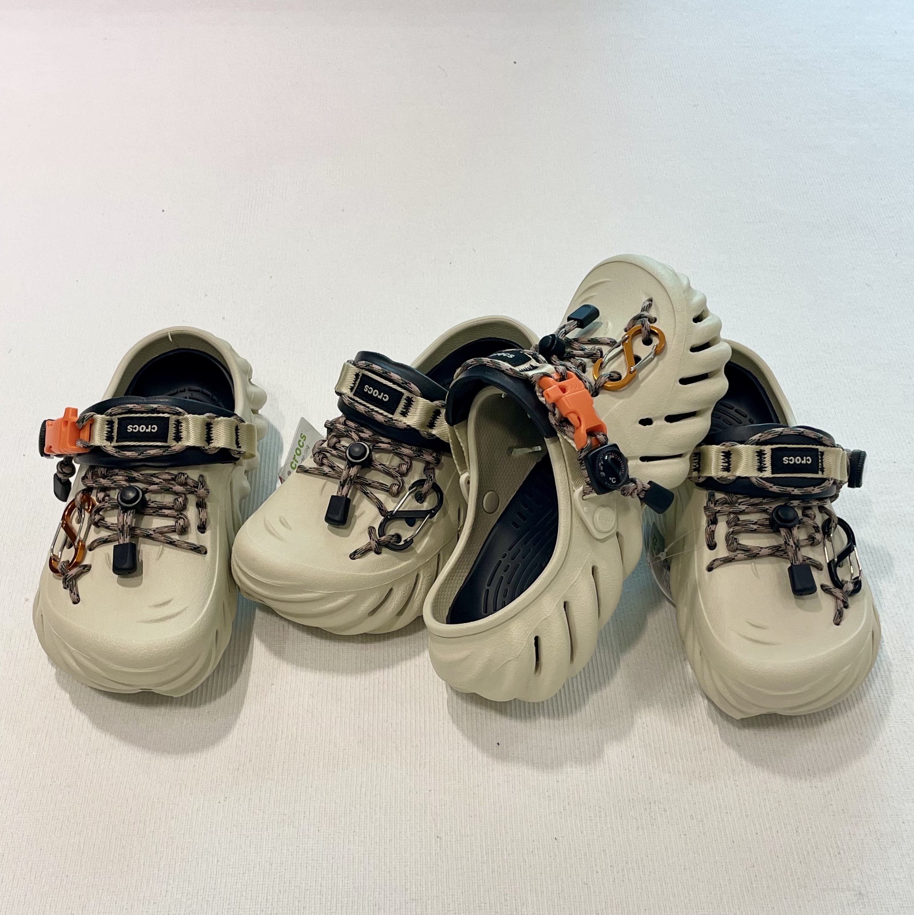 Crocs Echo Clog Bone Black 착용 스타일