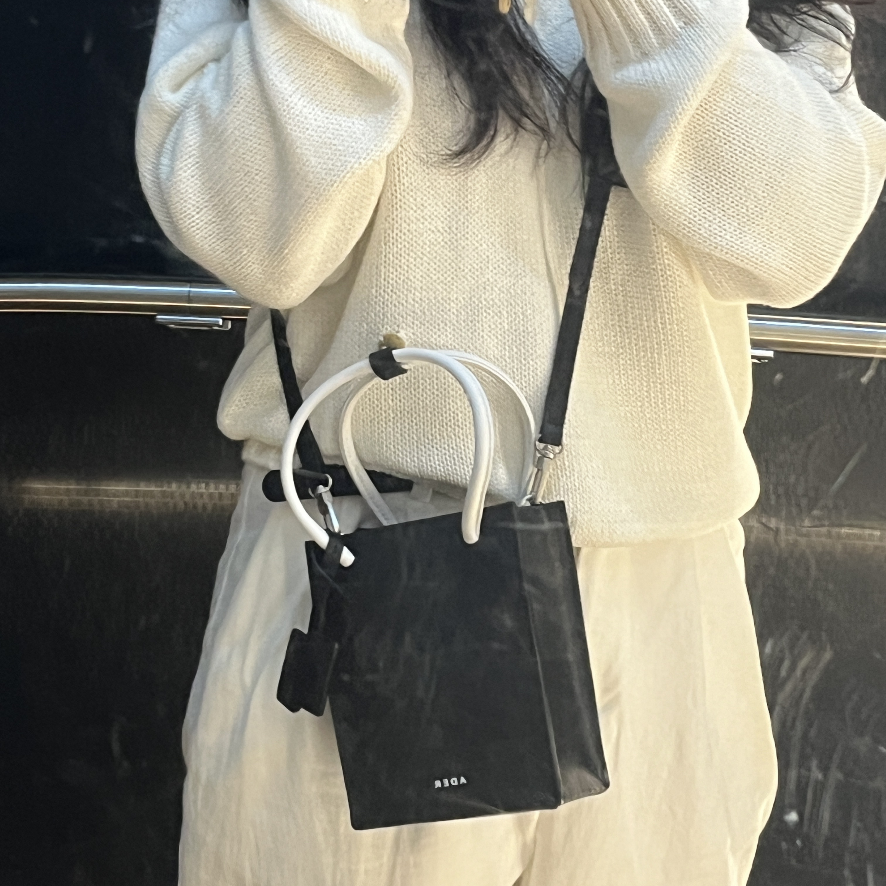 Ader Error Small Blue Bag Noir, (W) Norda 001/A Cinder 착용 스타일 - 2