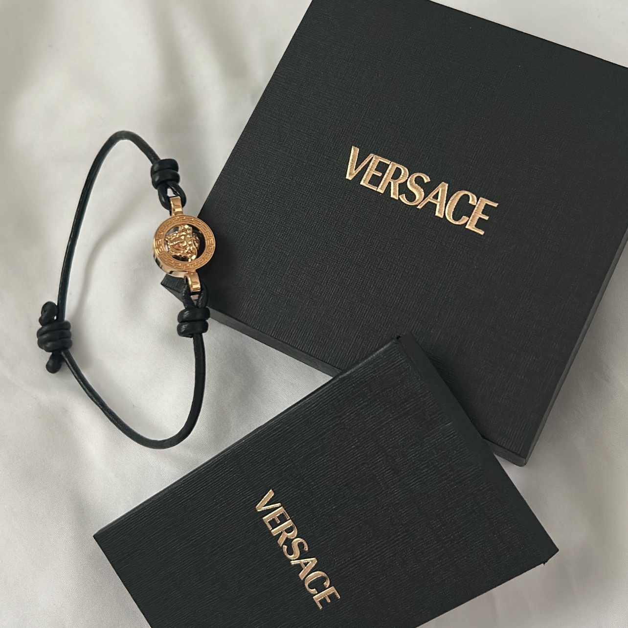 Versace Medusa '95 Leather Bracelet Black Gold 착용 스타일