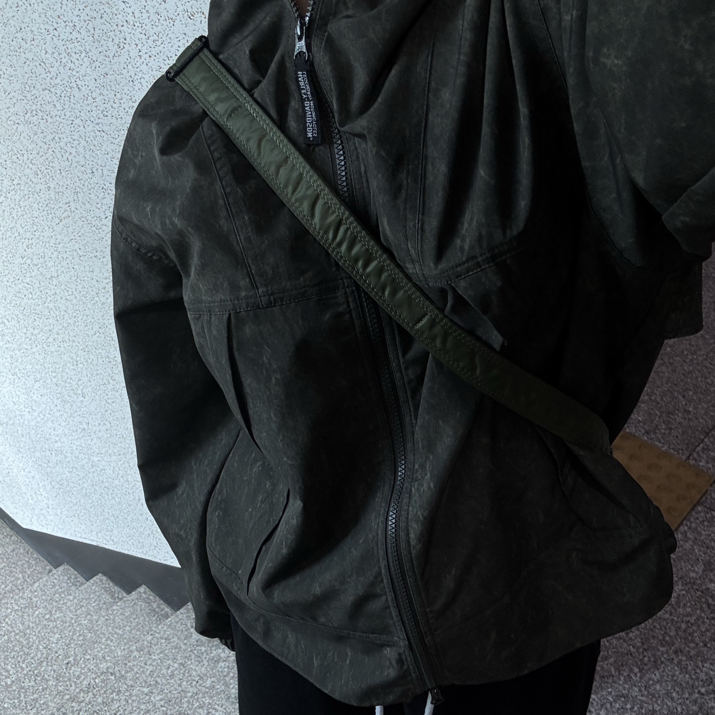 Porter Tanker Shoulder Bag Sage Green 착용 스타일 - 4