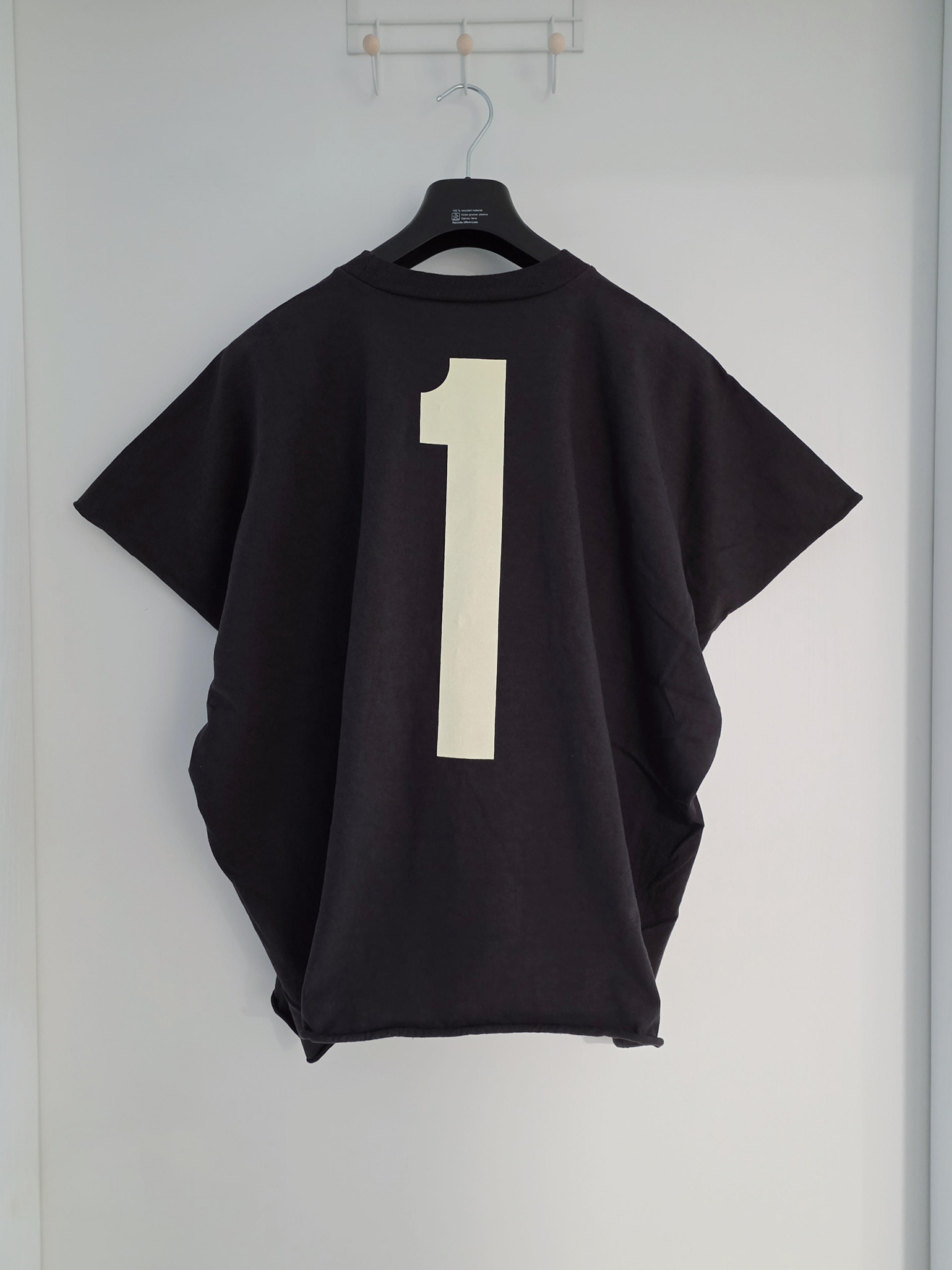 Yeezy One Box T-Shirt Black 착용 스타일 - 1