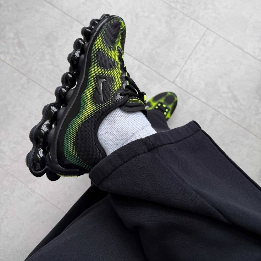 Nike Air Liquid Max Radiant Green and Green Apple 착용 스타일 - 1