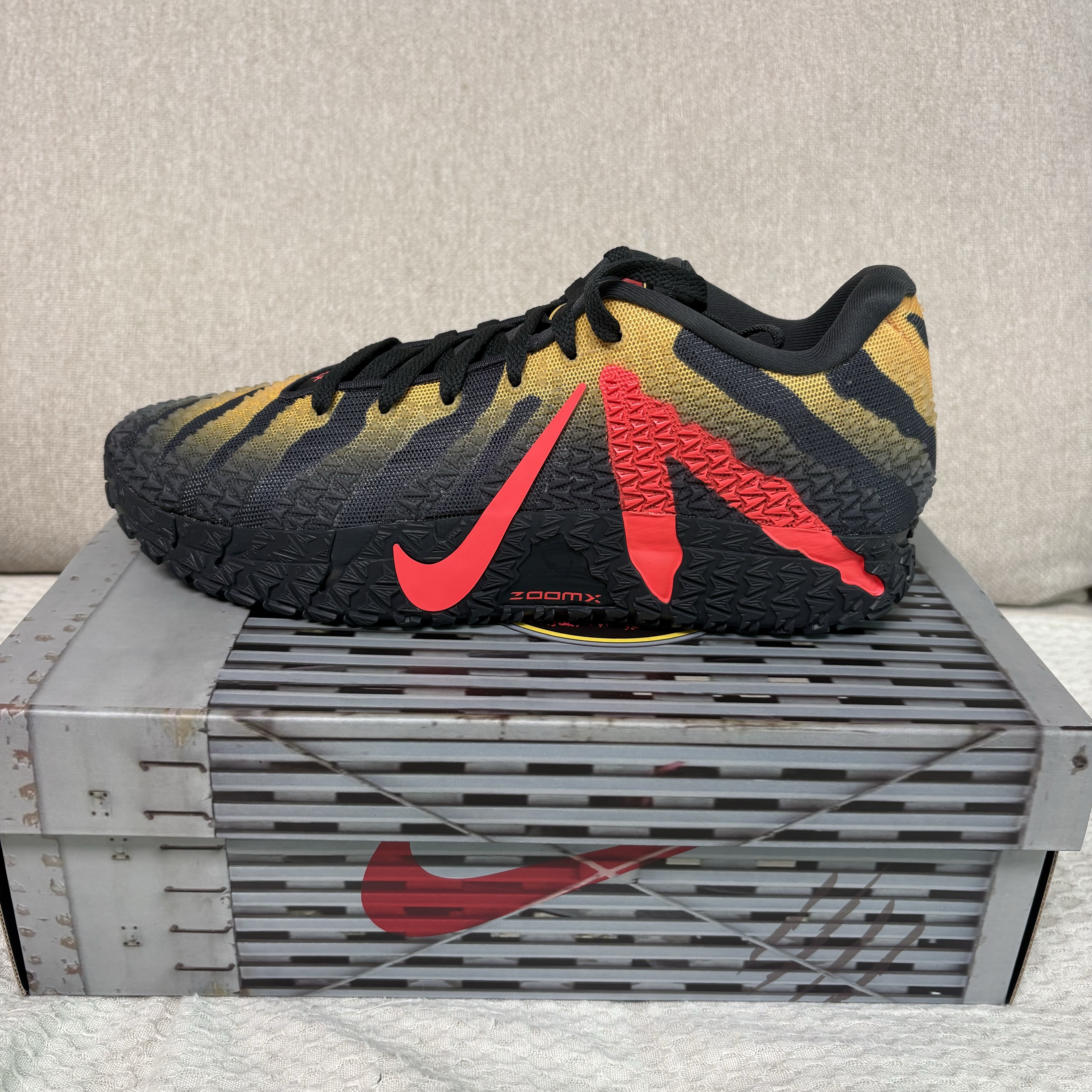 Nike x Jurassic Park Ja 3 EP Anthracite Bright Crimson 착용 스타일 - 2