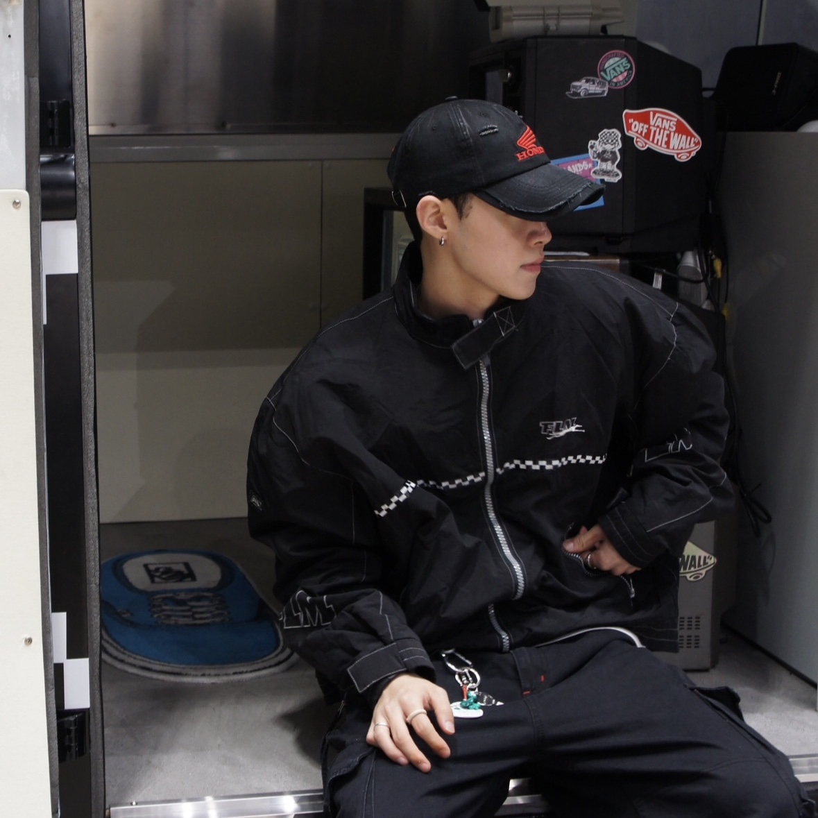 Honda Destroyed Washed Cap Black, SPORT CHAMBER x Coca-Cola Cargo Pants Black 착용 스타일 - 3