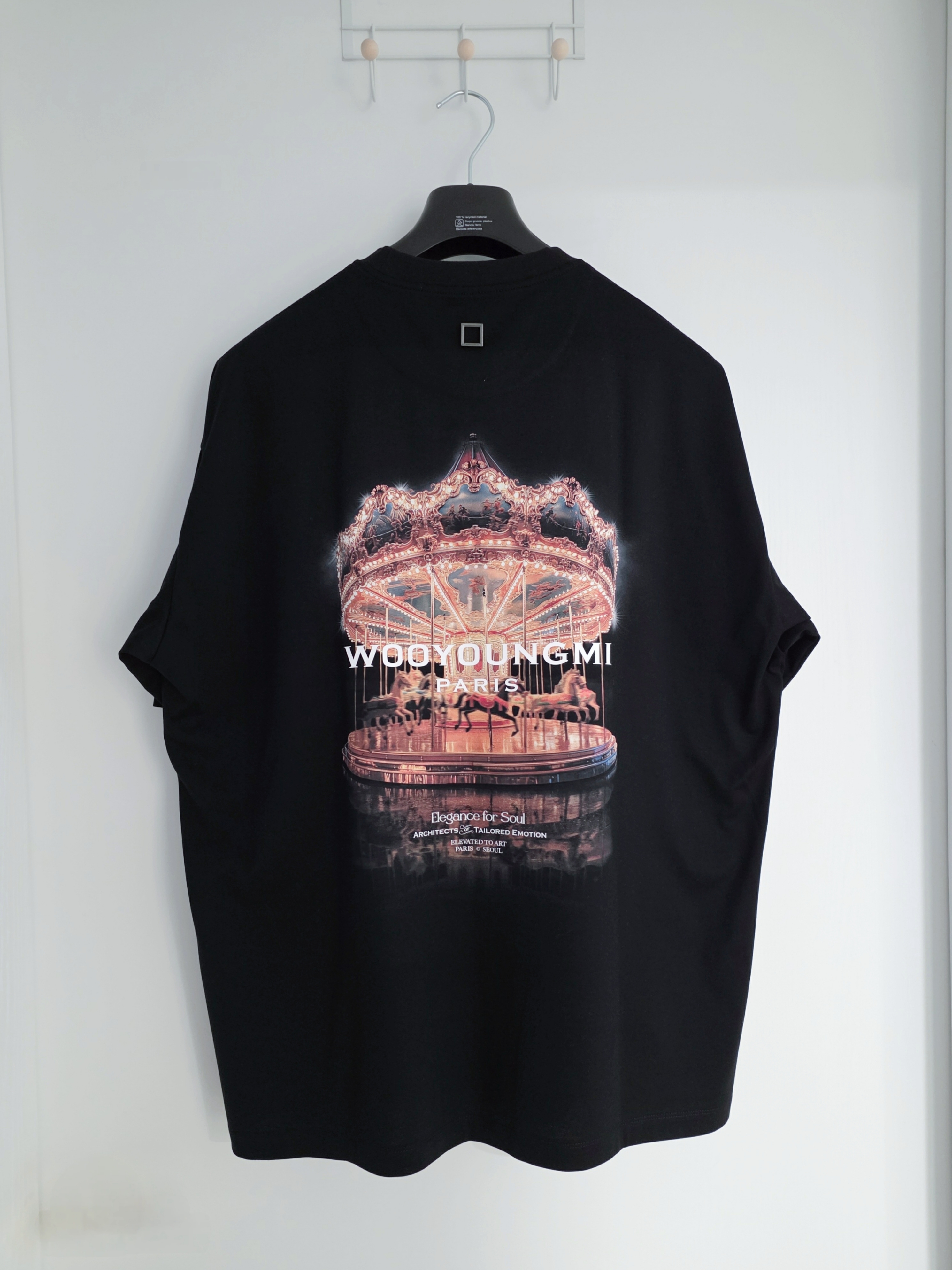 Wooyoungmi Merry Go Round Back Logo T-Shirt Black - 26SS 착용 스타일 - 1