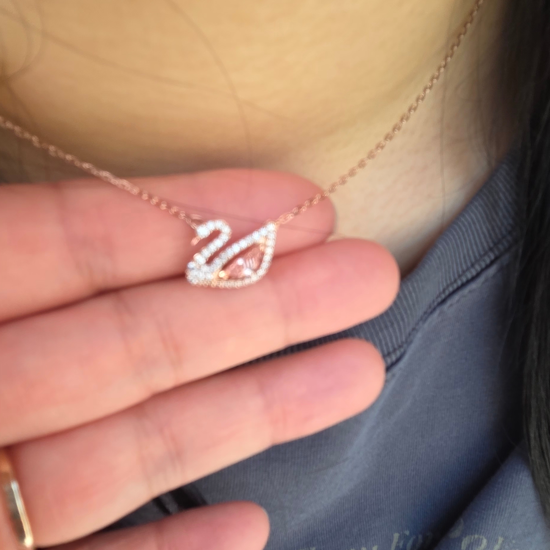 (W) Swarovski Dazzling Swan Necklace Pink Rose Gold Plated 착용 스타일