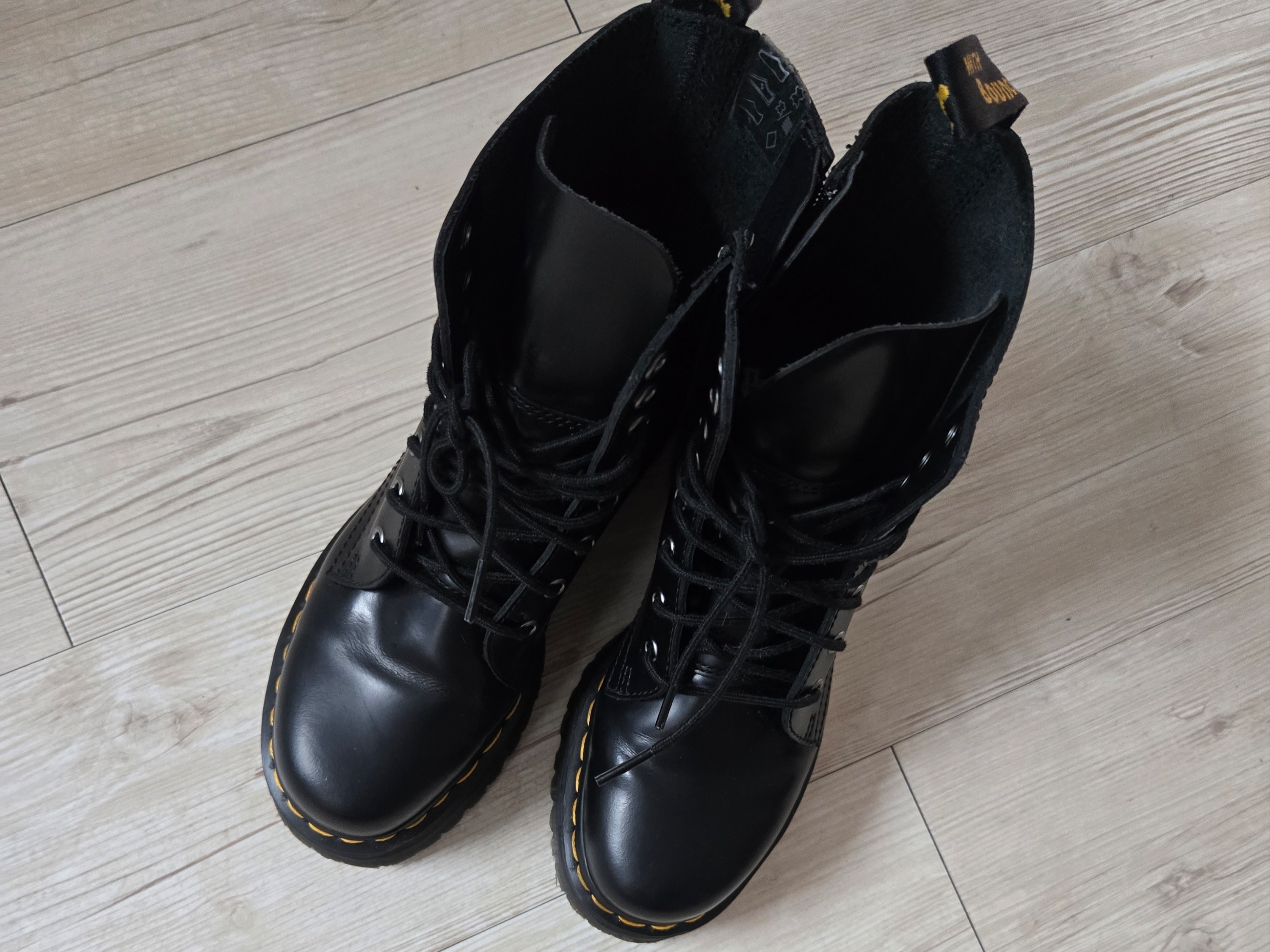 Dr. Martens Jadon Boots Black 착용 스타일
