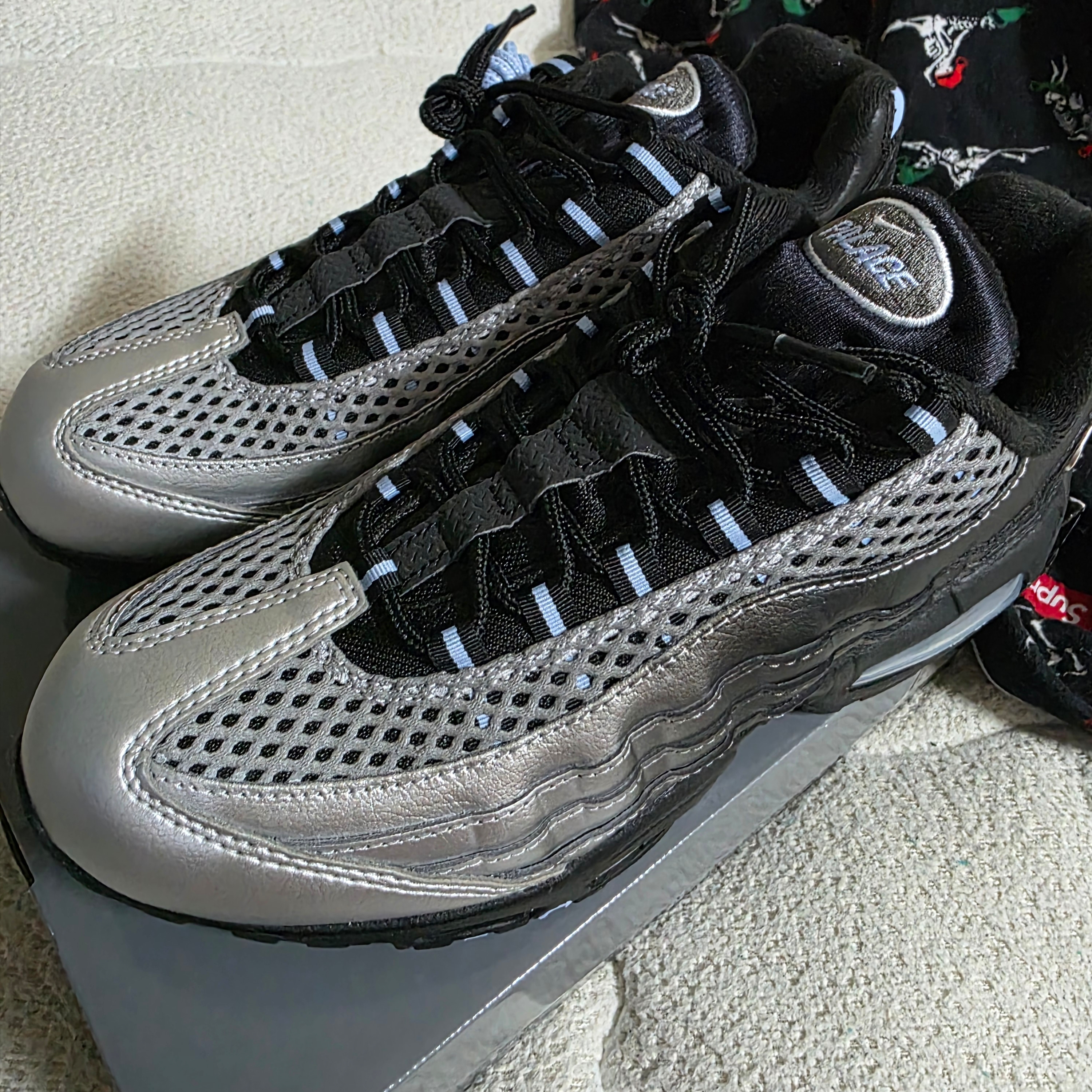 Nike x Palace Air Max 95 Metallic Silver Aluminum 착용 스타일 - 1