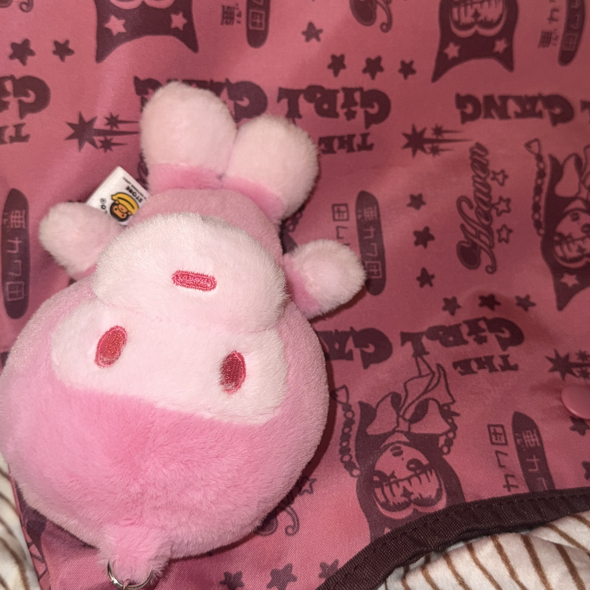 BAPE Baby Milo Plush Doll Keychain Pink 착용 스타일