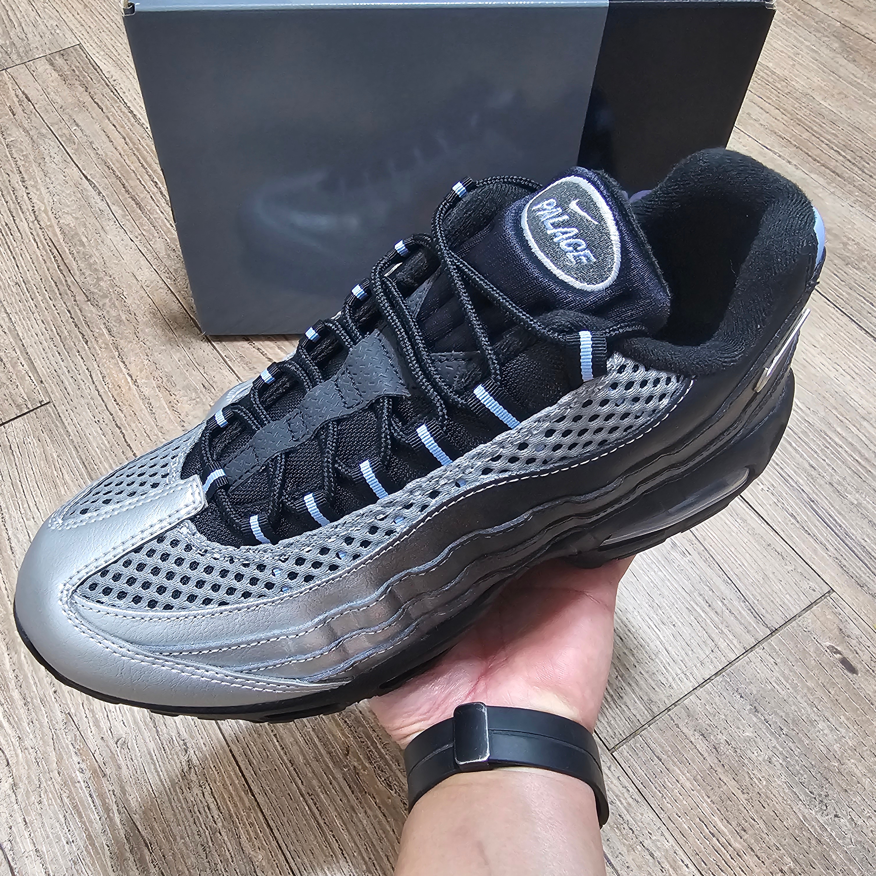 Nike x Palace Air Max 95 Metallic Silver Aluminum 착용 스타일 - 4