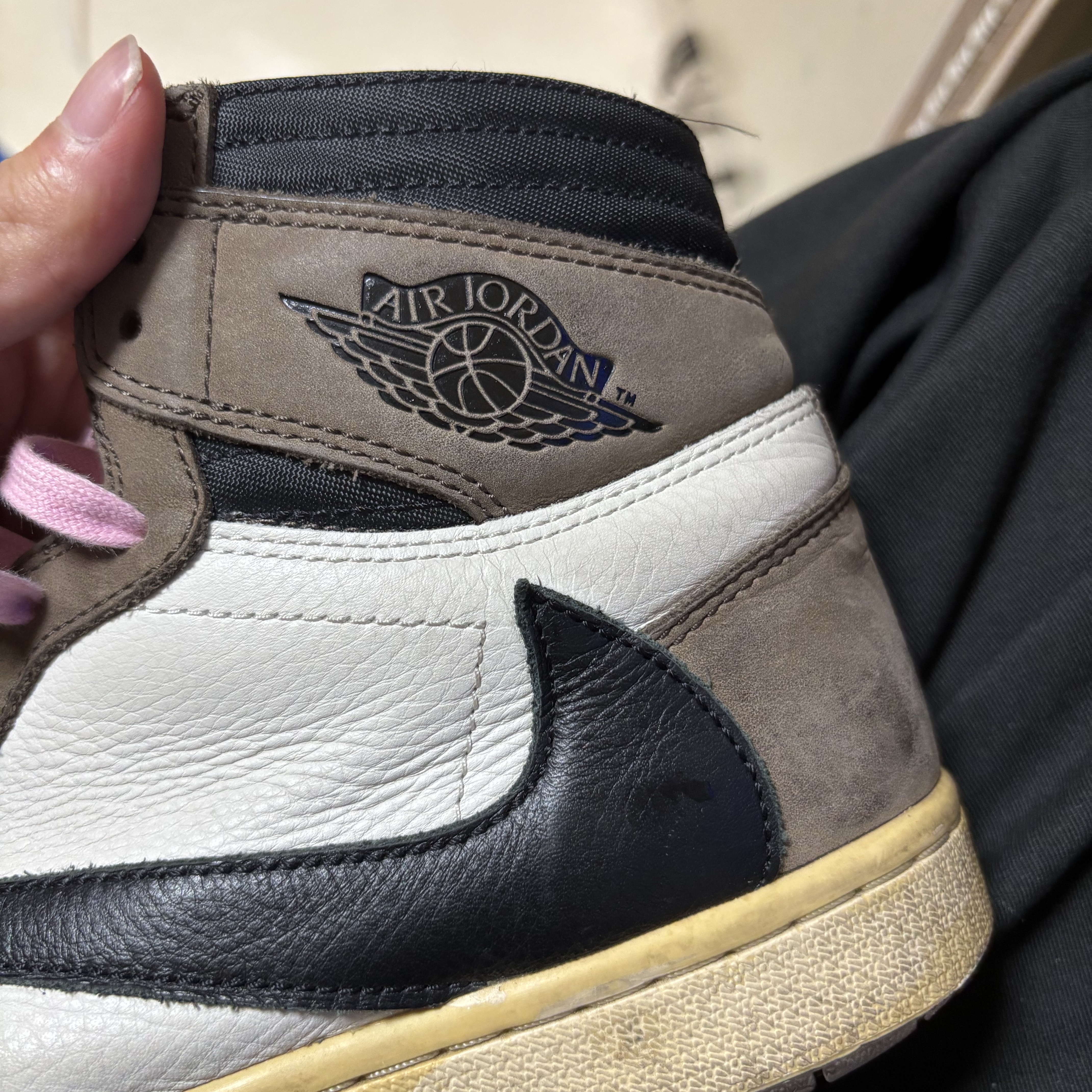 Jordan 1 x Travis Scott Retro High OG SP Mocha 착용 스타일 - 5