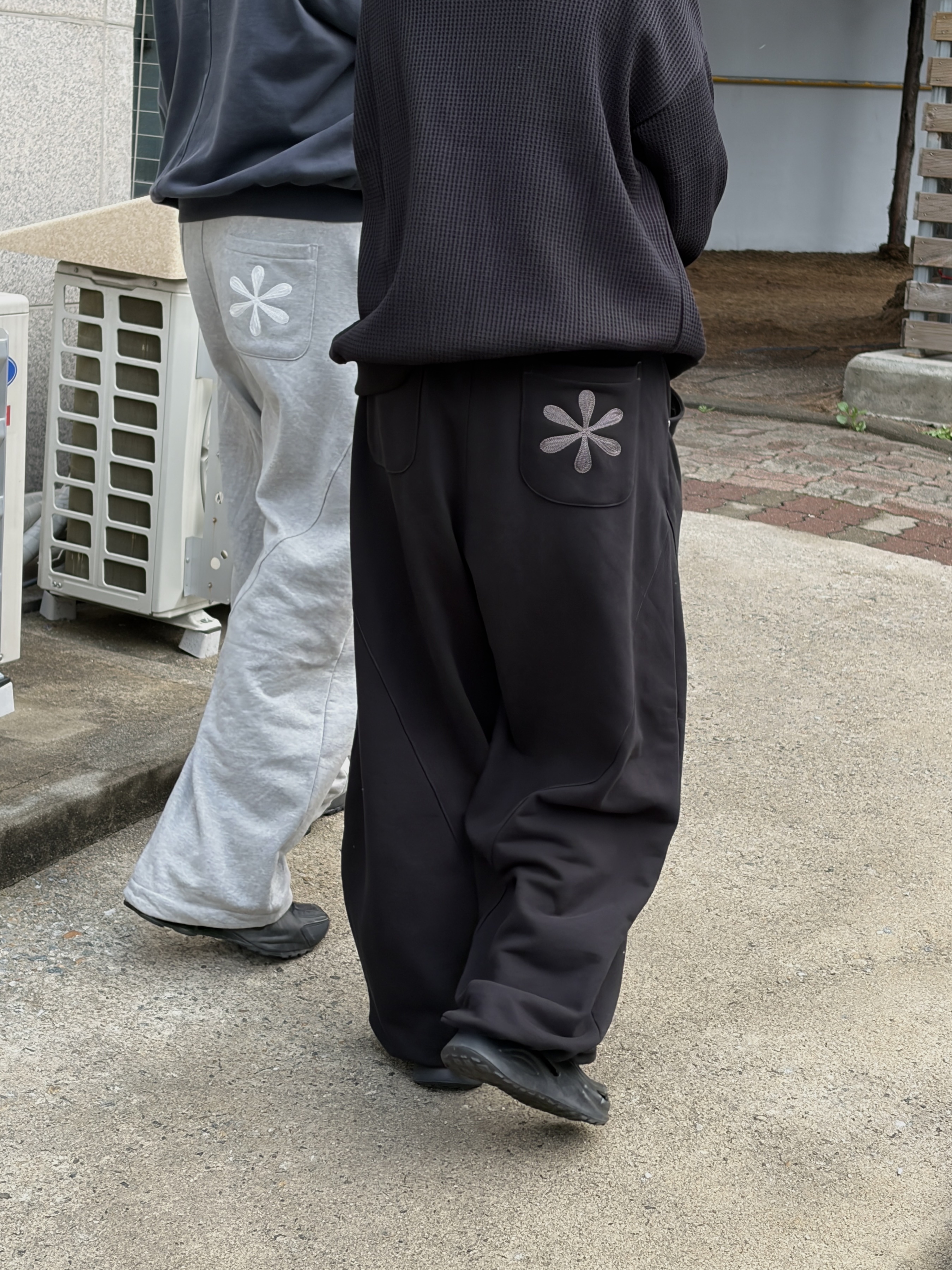 Riomeu Curved Balloon Sweatpants Melange, Riomeu Curved Balloon Sweatpants Black 착용 스타일 - 2