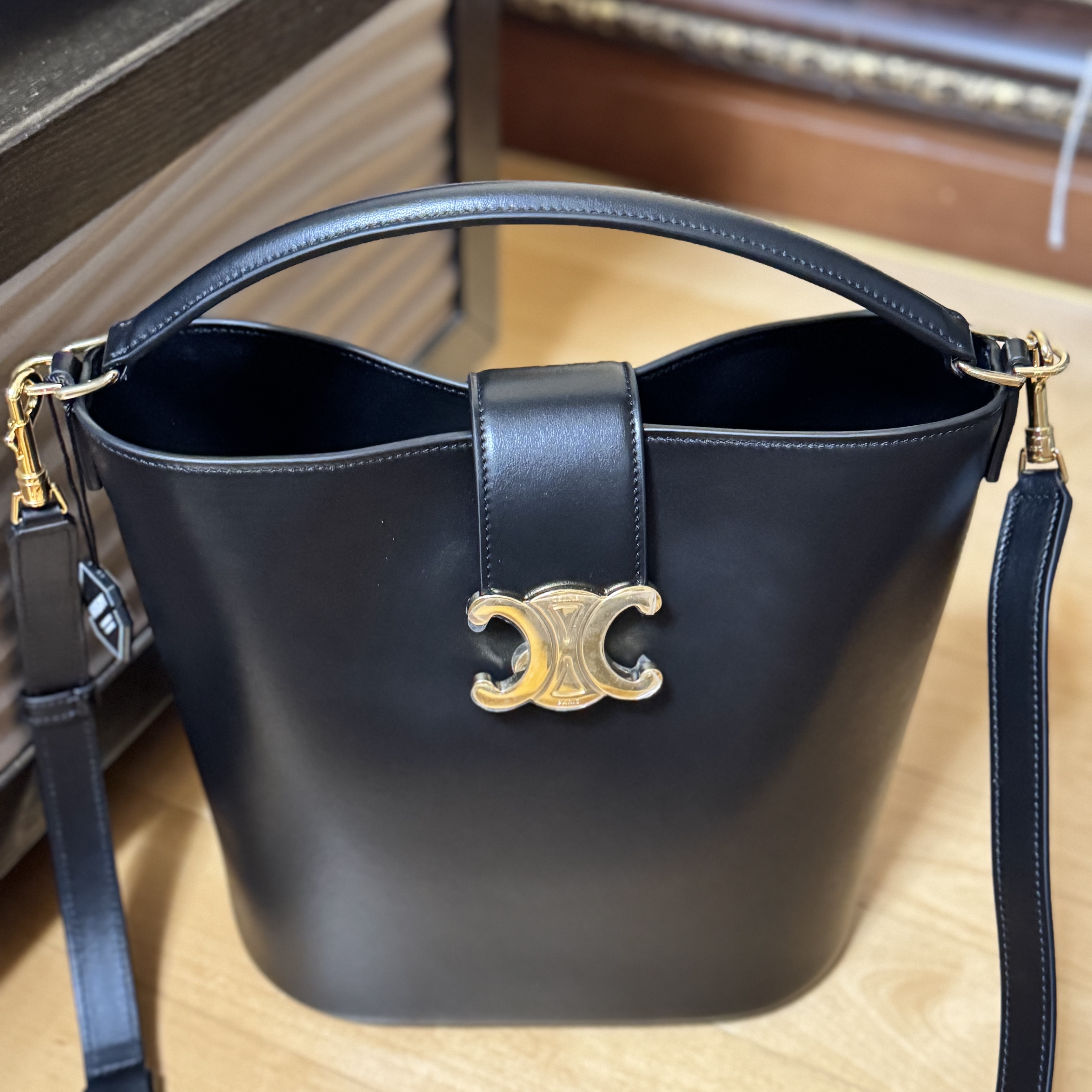 Celine Medium Louise Bag in Smooth Calfskin Black 착용 스타일 - 1
