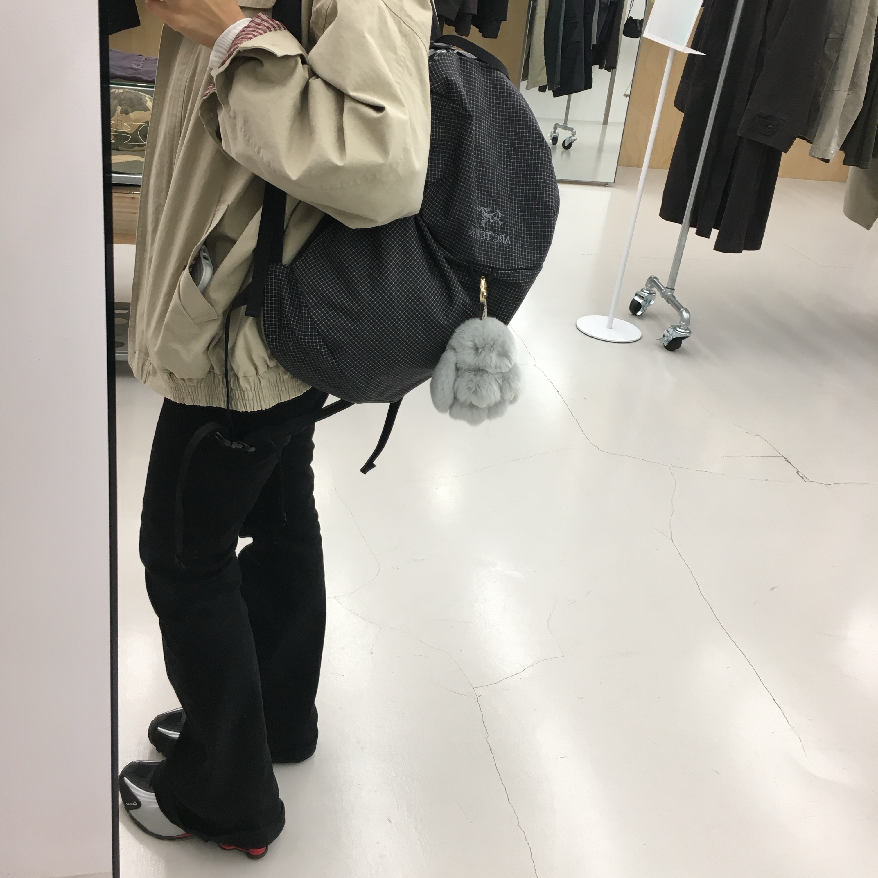 Arc'teryx Konseal 15 Backpack Black, Nike Shox R4 Metallic Silver Red 착용 스타일 - 3
