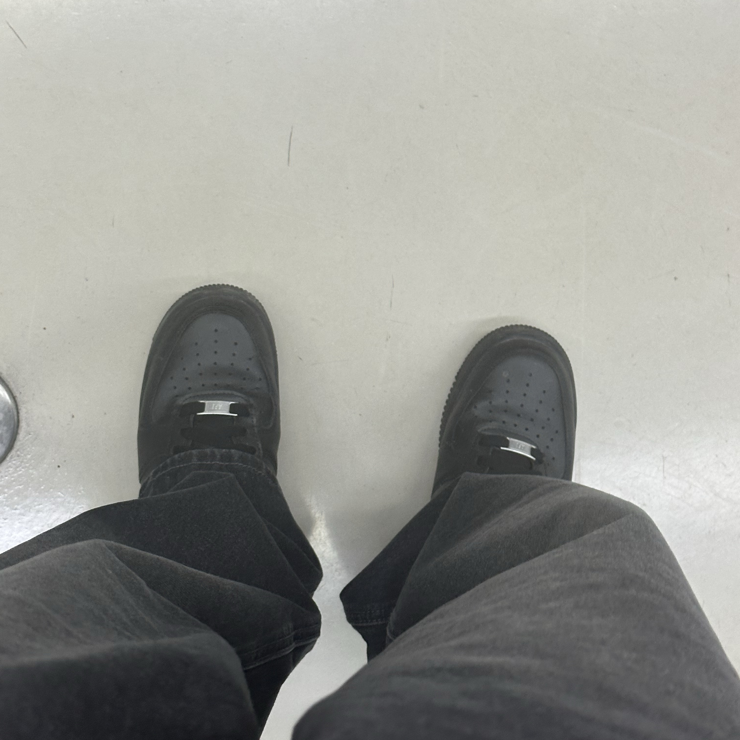 Nike Air Force 1 '07 Low Triple Black 착용 스타일