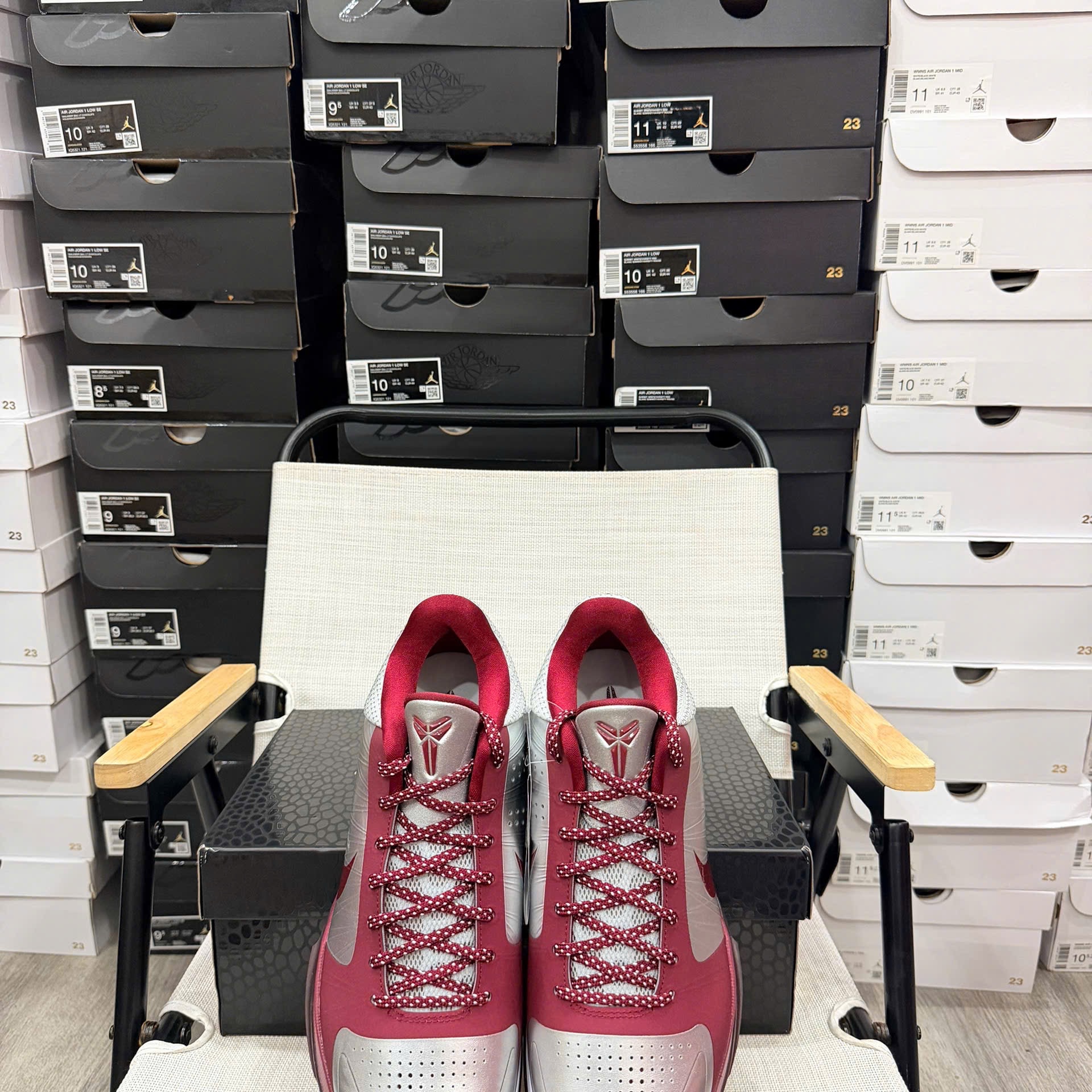 Nike Kobe 5 Protro Lower Merion Aces Away Metallic Silver Team Red 착용 스타일 - 3