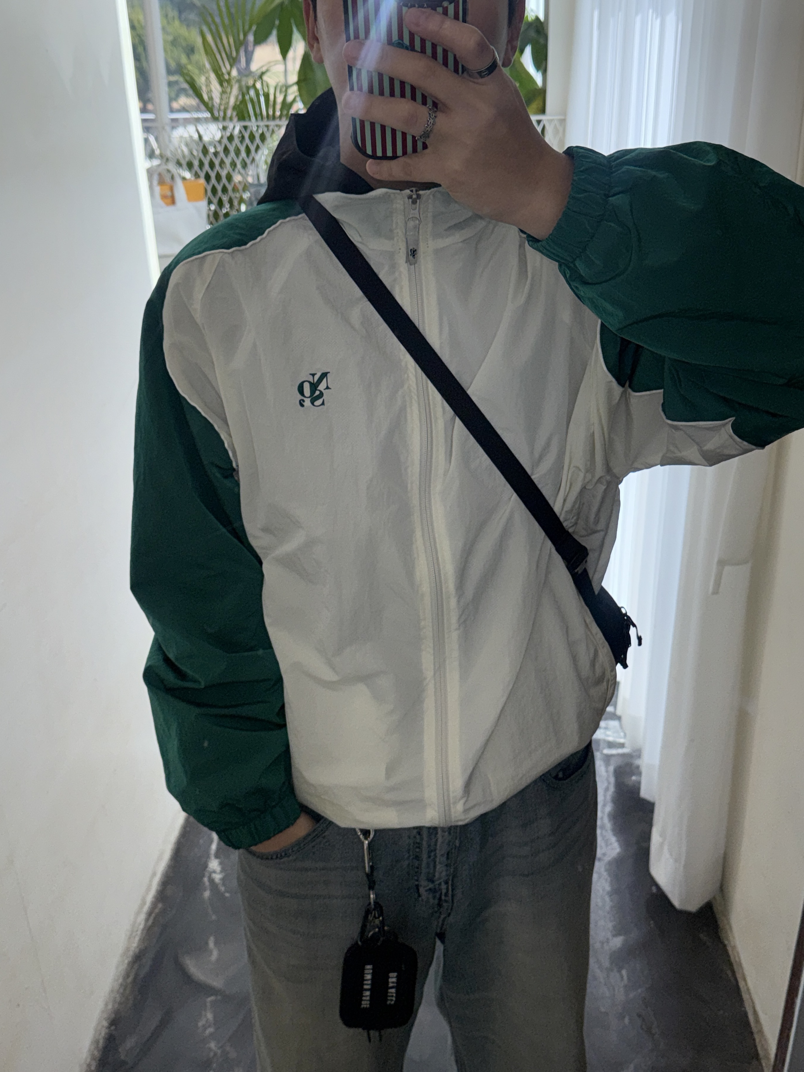 NOS7 Side Color Combination Windbreaker Green Ivory, Nike Shox R4 PRM Light Iron Ore and Phantom 착용 스타일 - 2