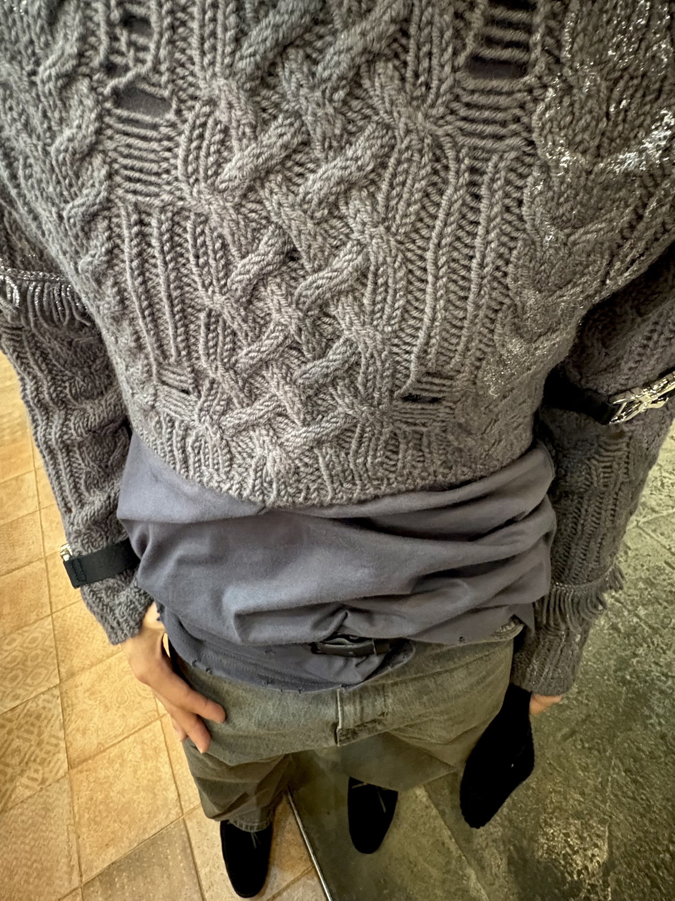 [KREAM 단독] ADSB Andersson Bell Women Sara Silver Crop Knit Pull-Over Grey, Surgery Clover Logo Beanie Ver.2 Black 착용 스타일 - 3