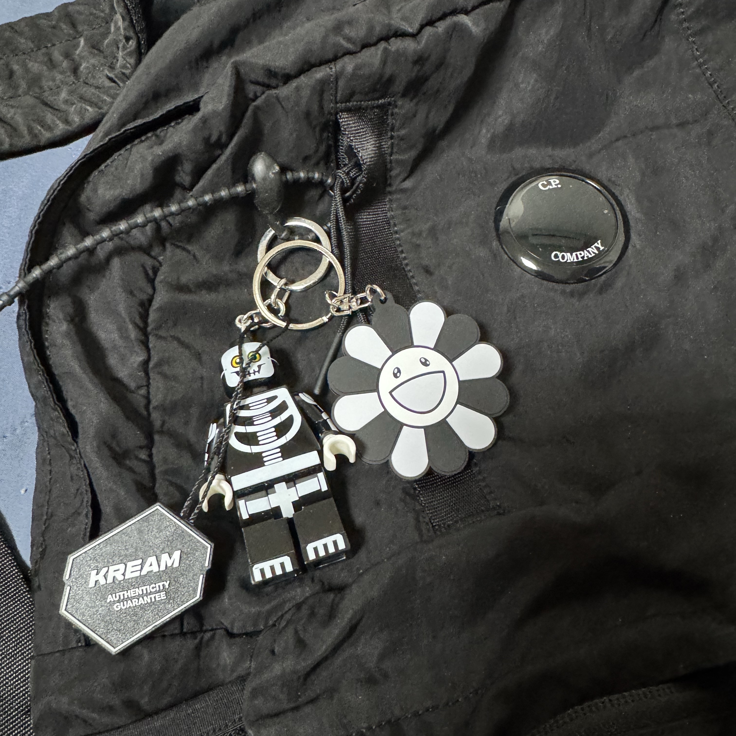 Kaikai Kiki Flower Rubber Keyring Gray Black 착용 스타일