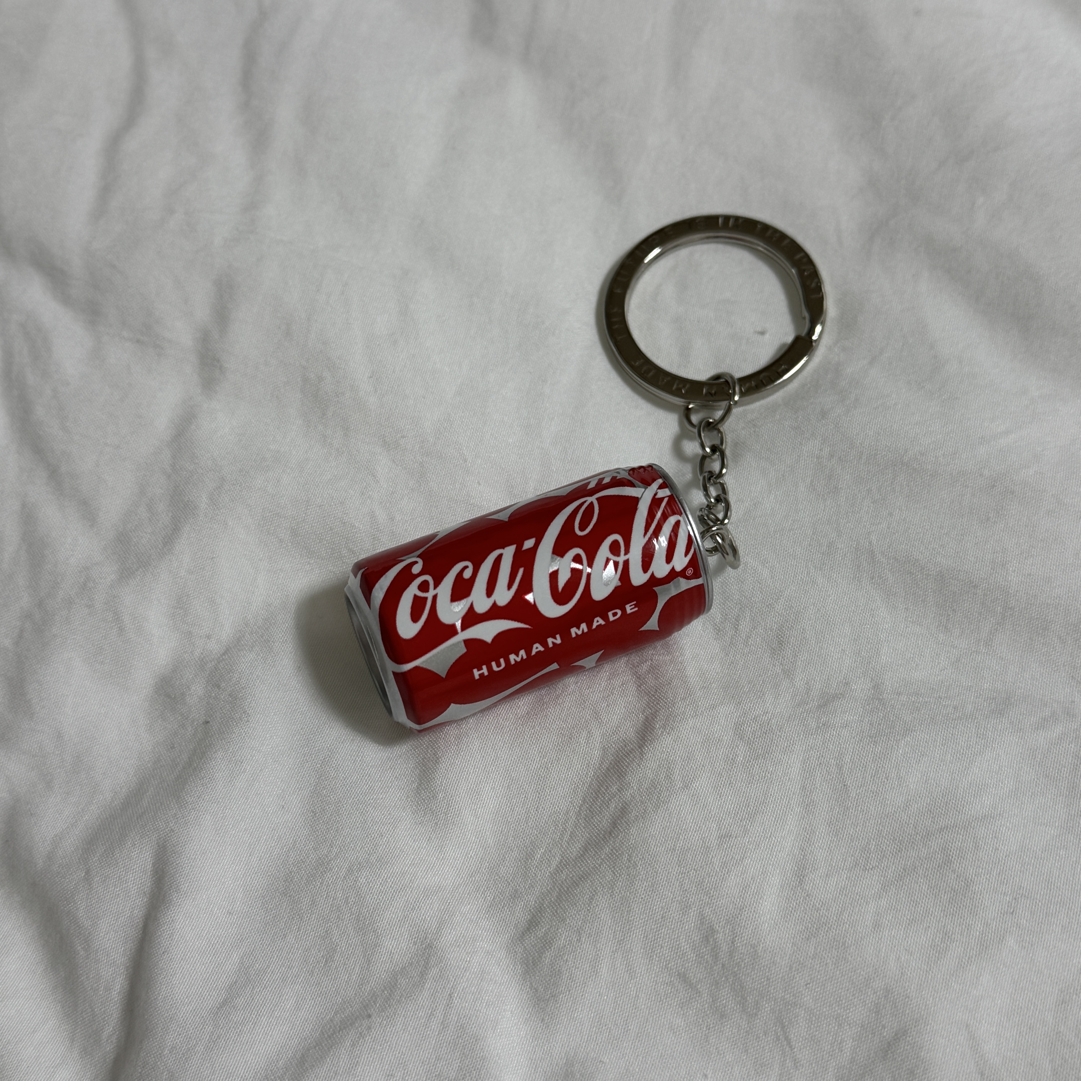 Human Made x Coca-Cola Coke Can Keyring Silver 착용 스타일 - 1