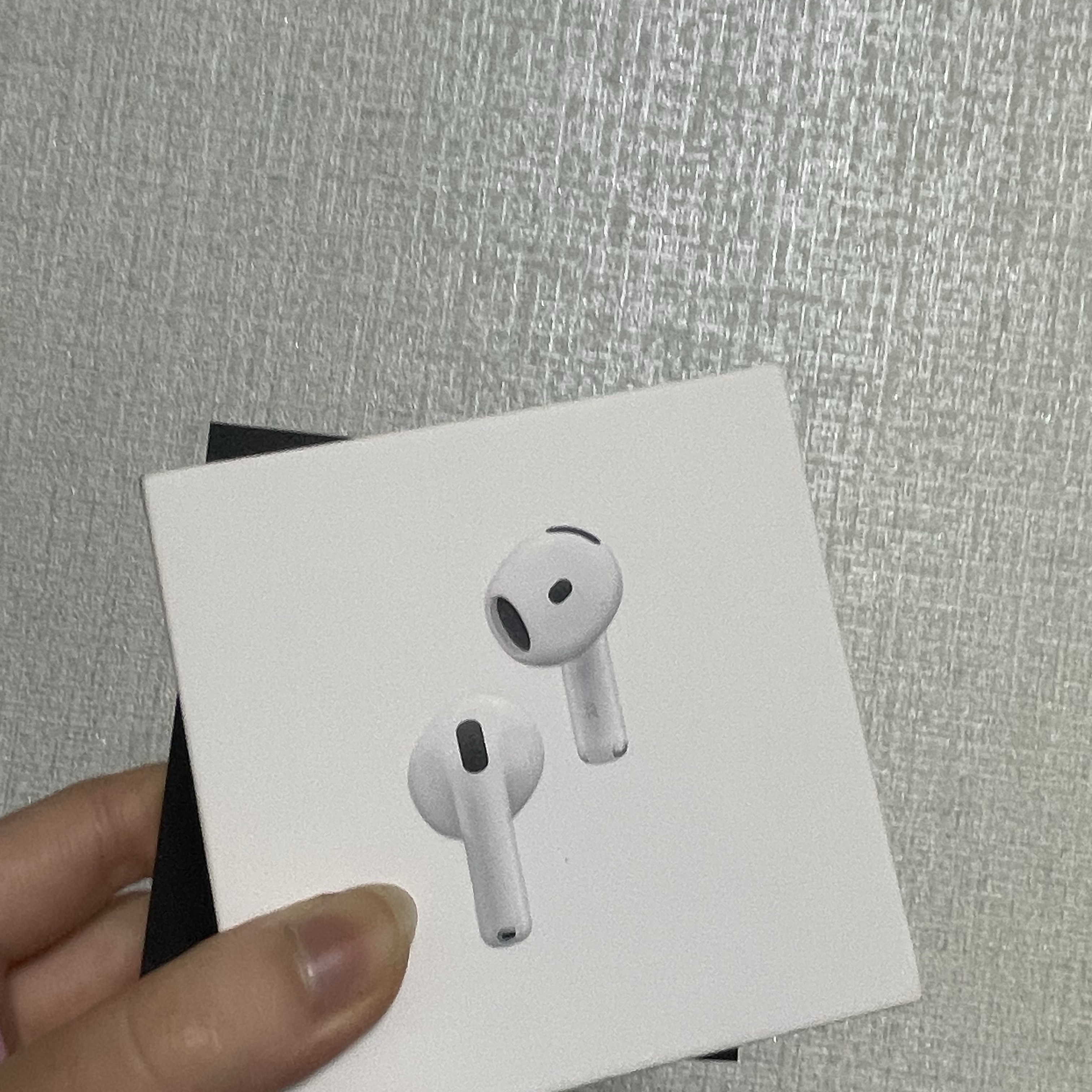 Apple AirPods 4th Gen with Active Noise Cancellation (Korean Ver.) 착용 스타일
