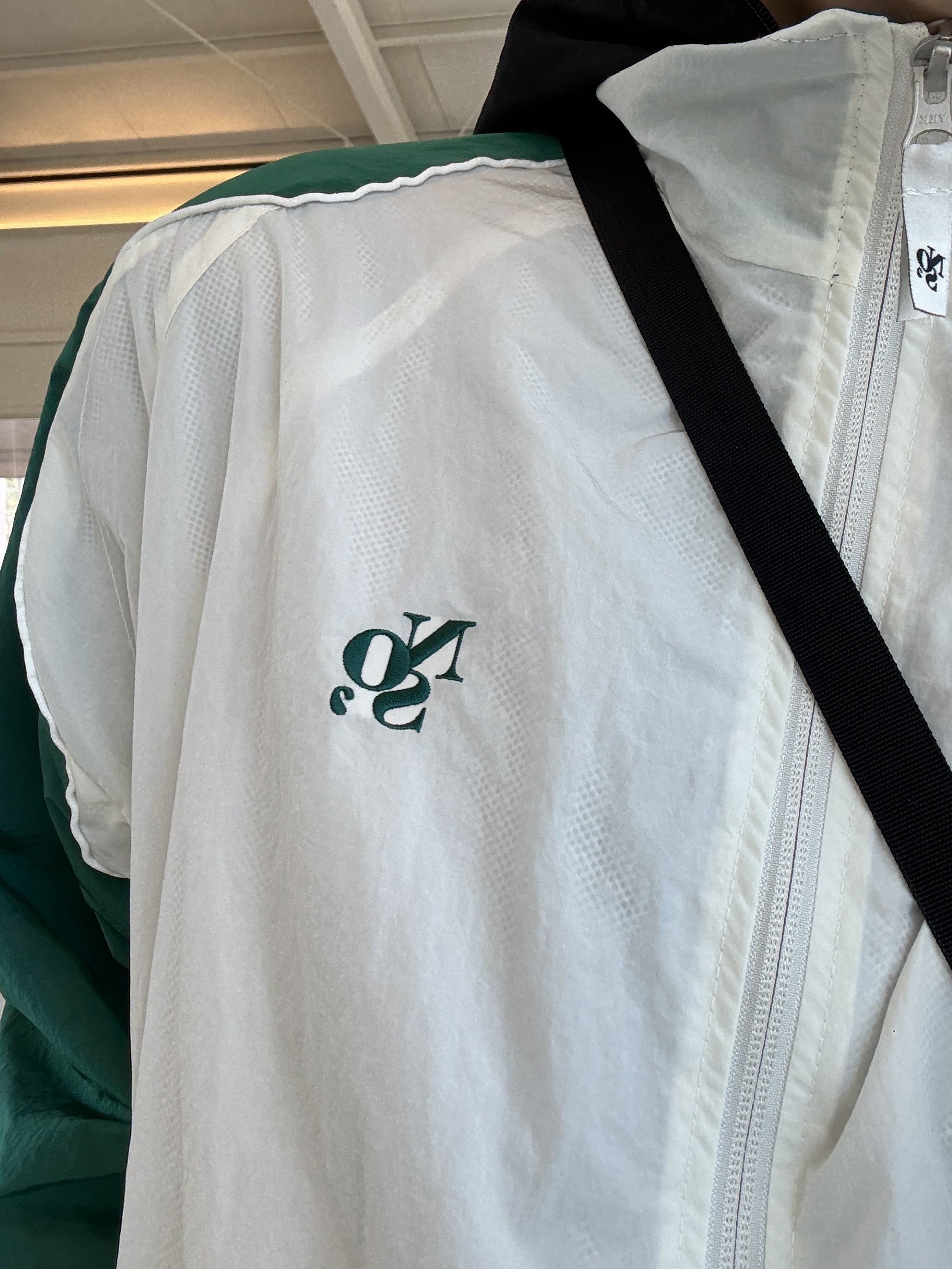 NOS7 Side Color Combination Windbreaker Green Ivory, Nike Shox R4 PRM Light Iron Ore and Phantom 착용 스타일 - 3