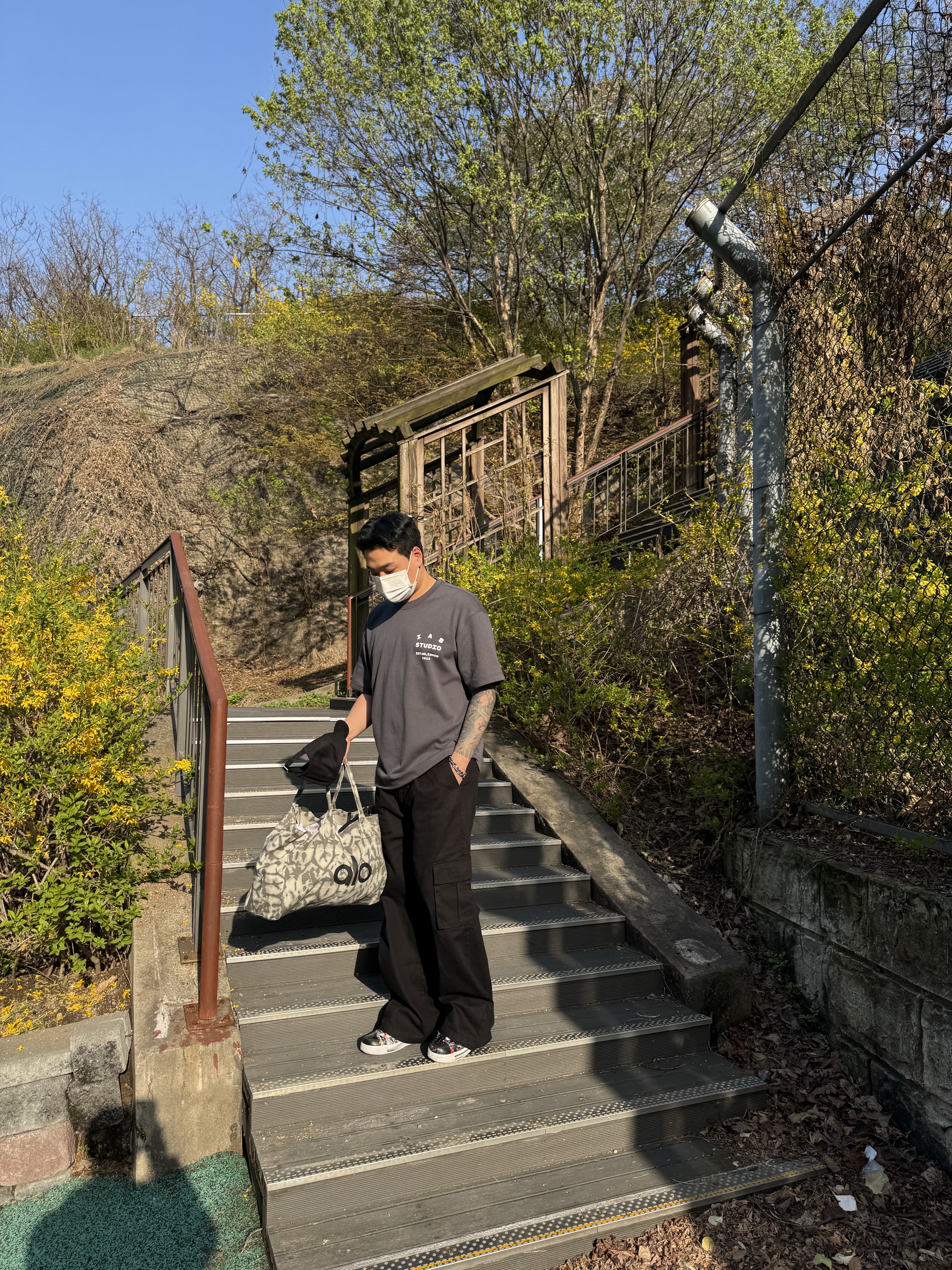 IAB Studio 26 IAB T-Shirt Charcoal White, Nike x Peaceminusone Air Force 1 Low Para-Noise 3.0 Black and Multicolor 착용 스타일 - 3