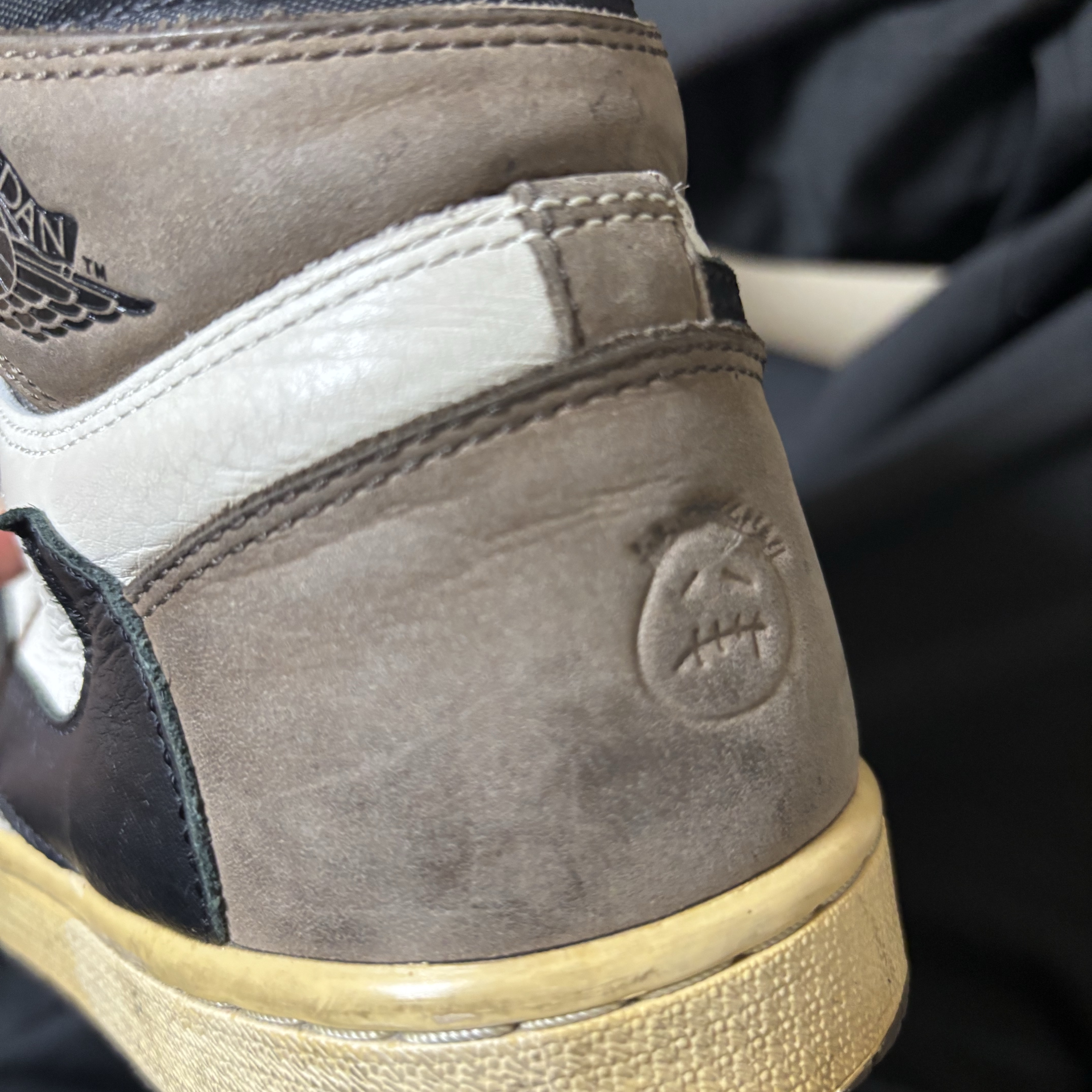 Jordan 1 x Travis Scott Retro High OG SP Mocha 착용 스타일 - 2