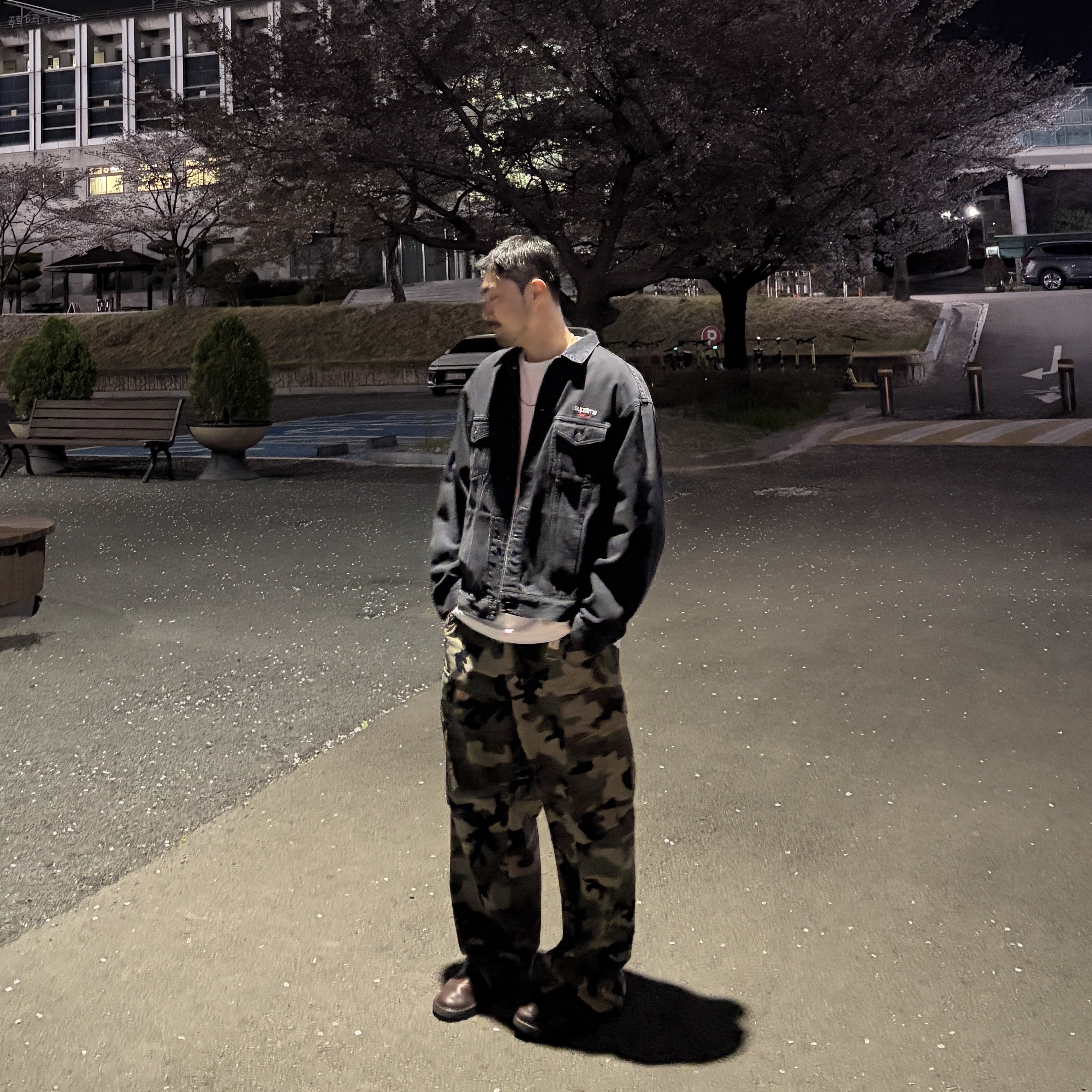 Supreme Denim Trucker Jacket Black - 25SS, Stussy Cargo Pants Woodland Camo 착용 스타일