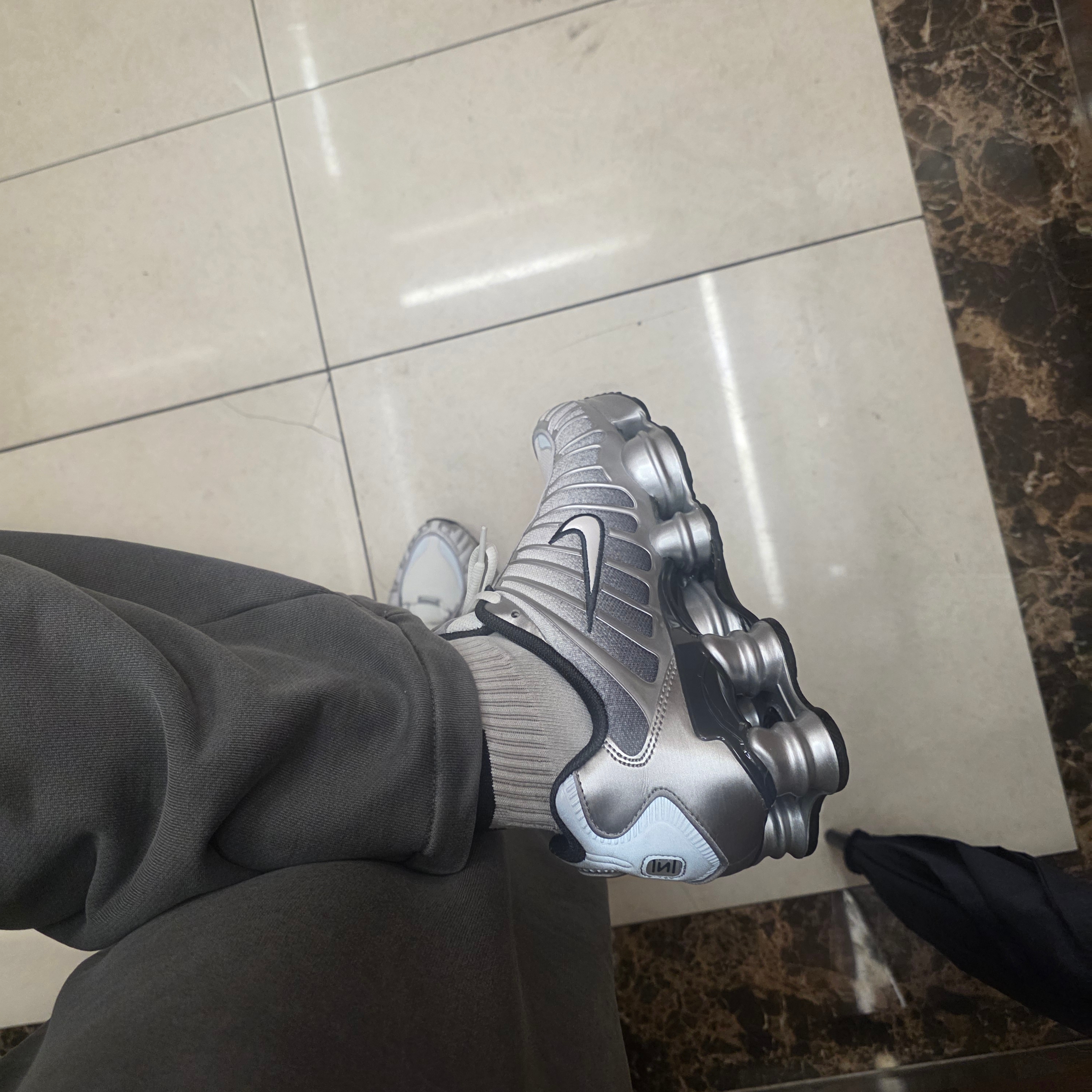 Nike Shox TL Metallic Silver Wolf Grey 착용 스타일 - 1