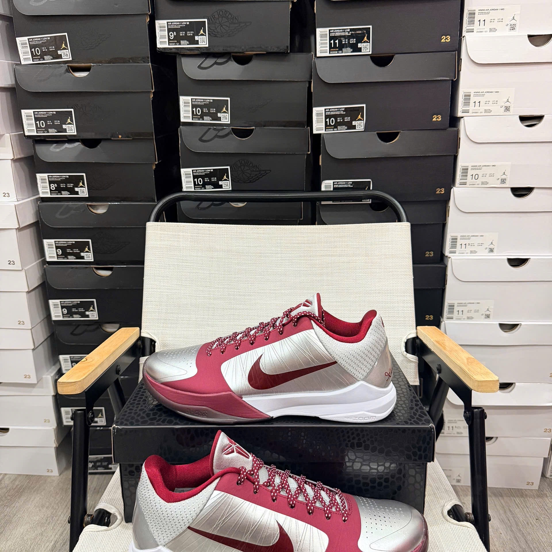 Nike Kobe 5 Protro Lower Merion Aces Away Metallic Silver Team Red 착용 스타일 - 1